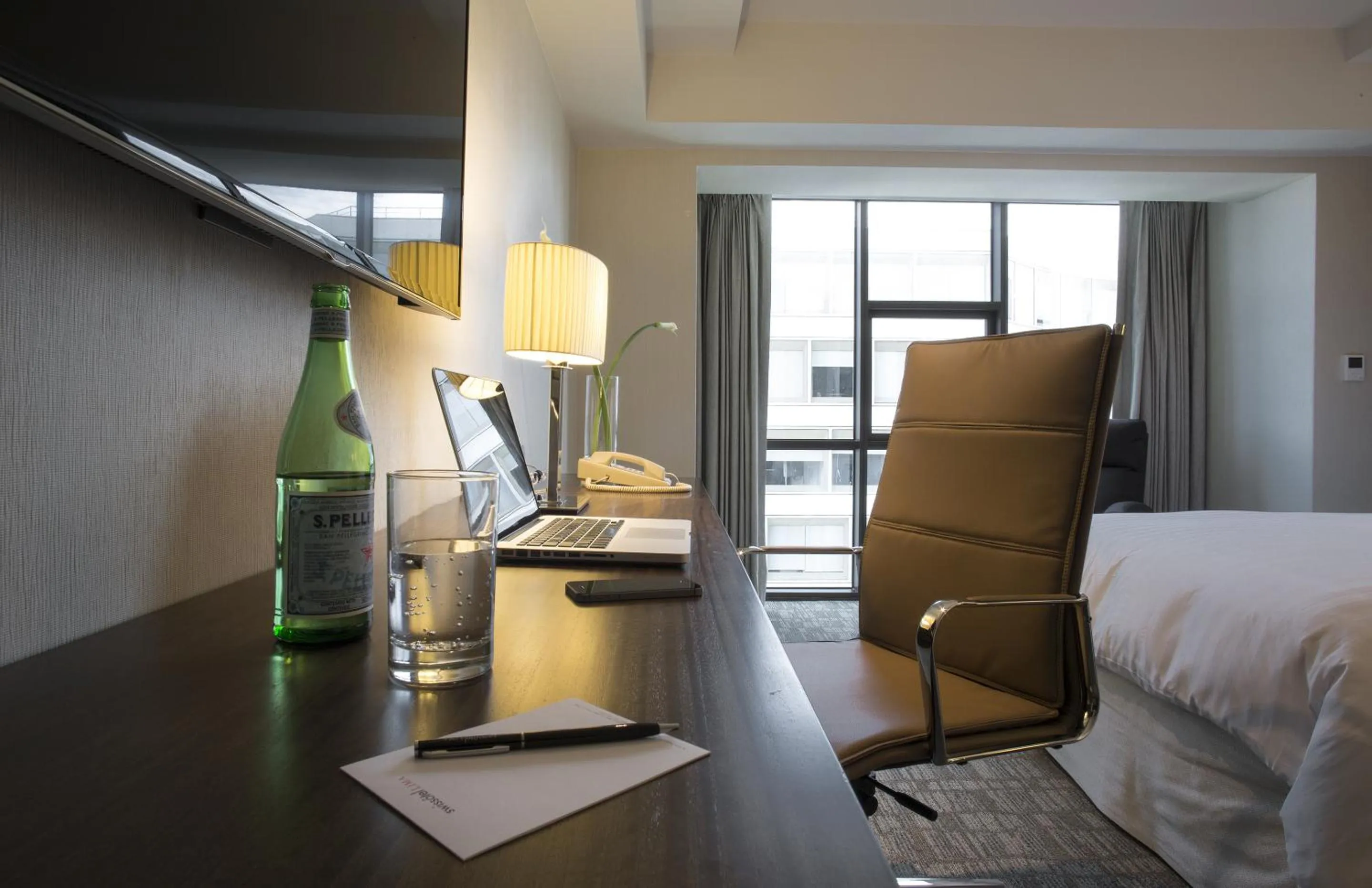 Seating area, Bed in Swissotel Lima