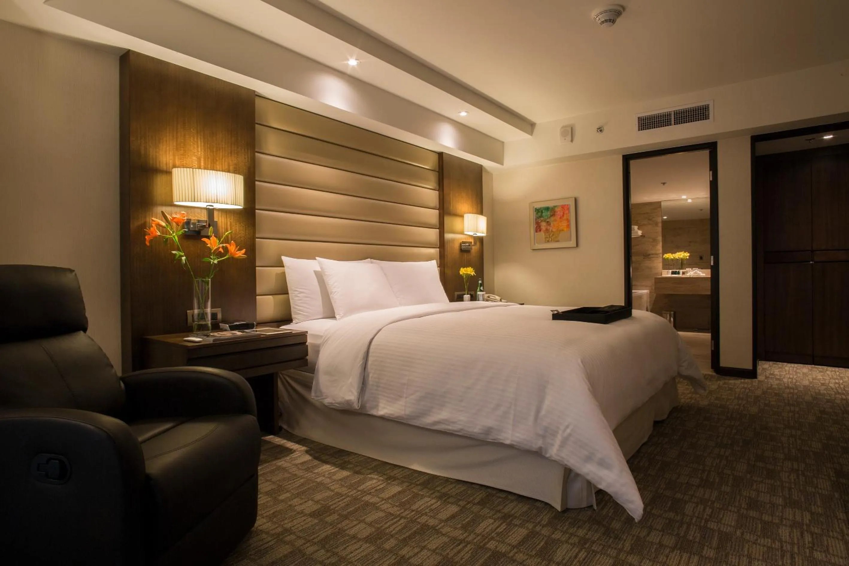 Bedroom, Bed in Swissotel Lima