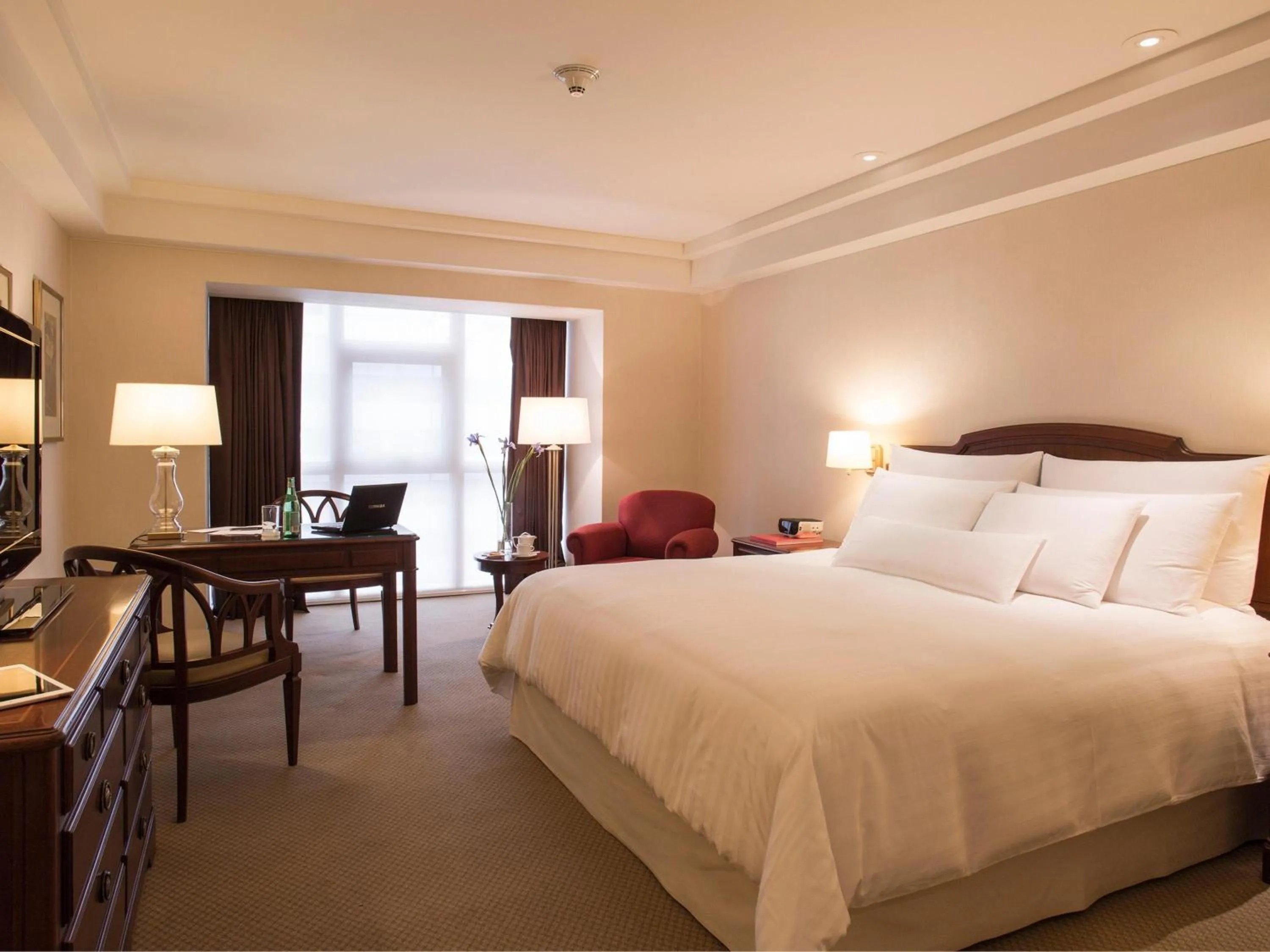 Bedroom, Bed in Swissotel Lima