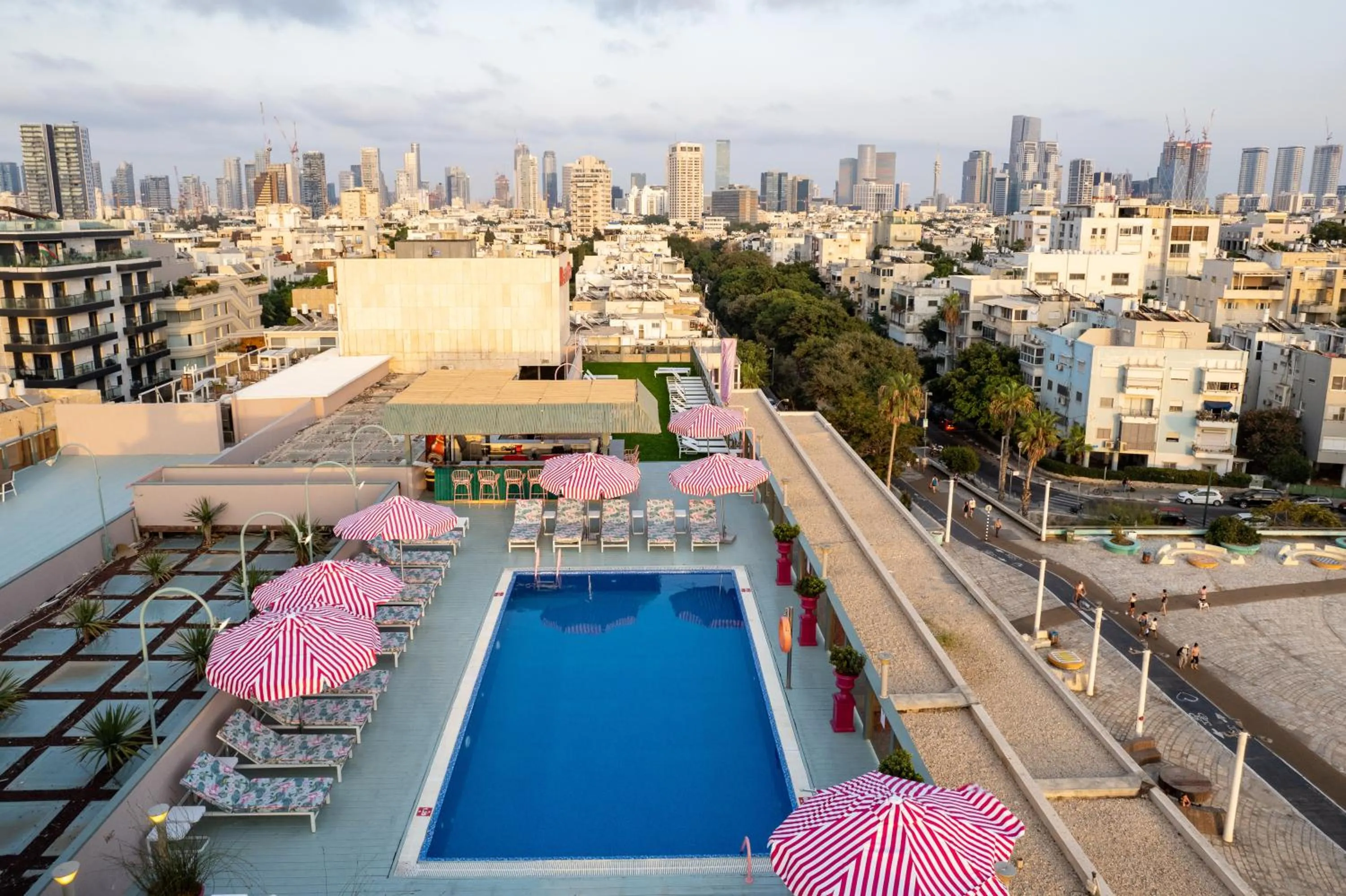 Swimming pool in Leonardo Gordon Beach