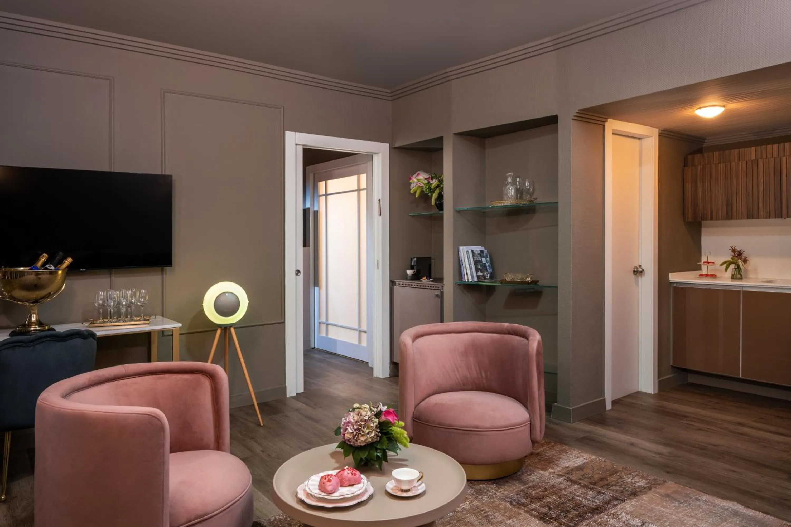 Seating area in Leonardo Gordon Beach