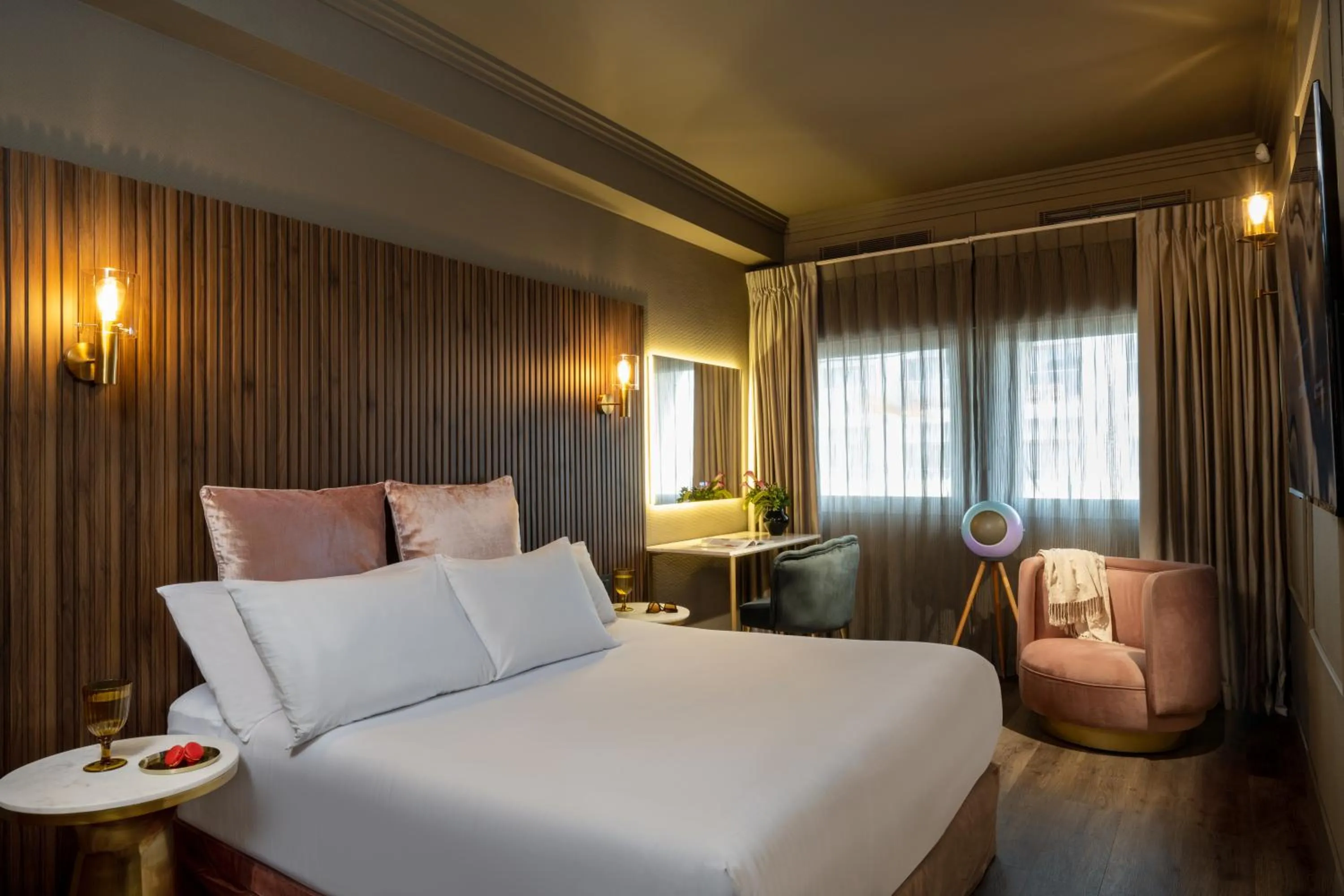 Photo of the whole room, Bed in Leonardo Gordon Beach