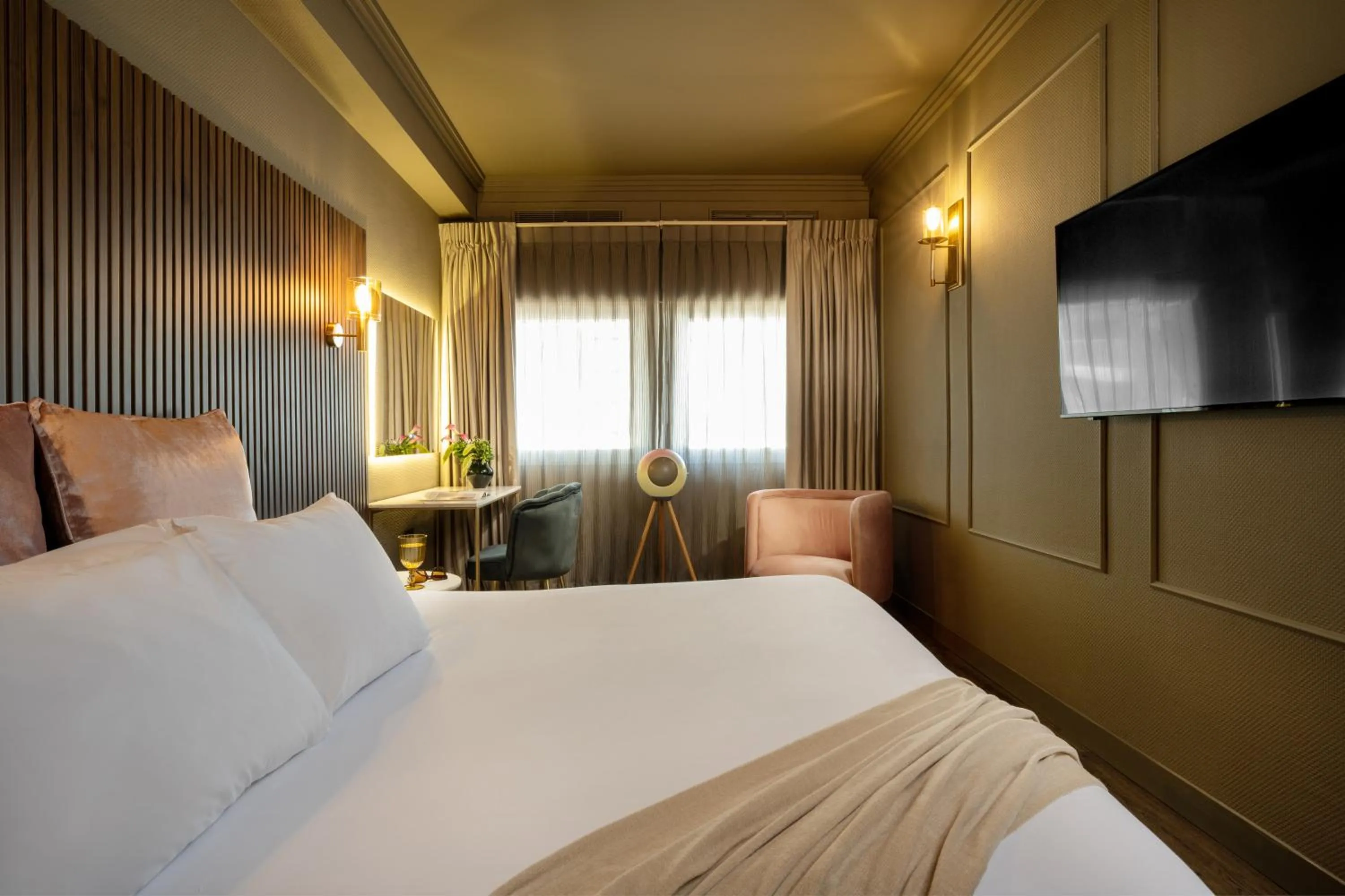 Bed in Leonardo Gordon Beach