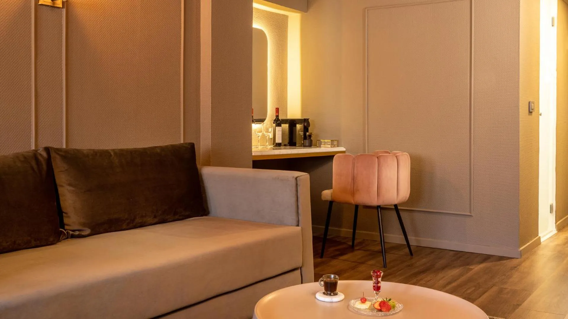 Seating area in Leonardo Gordon Beach