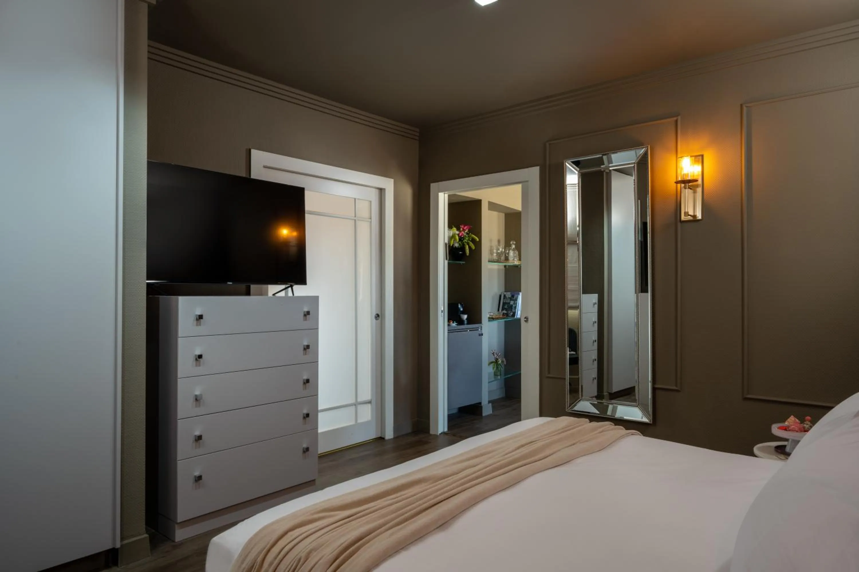 Bed in Leonardo Gordon Beach