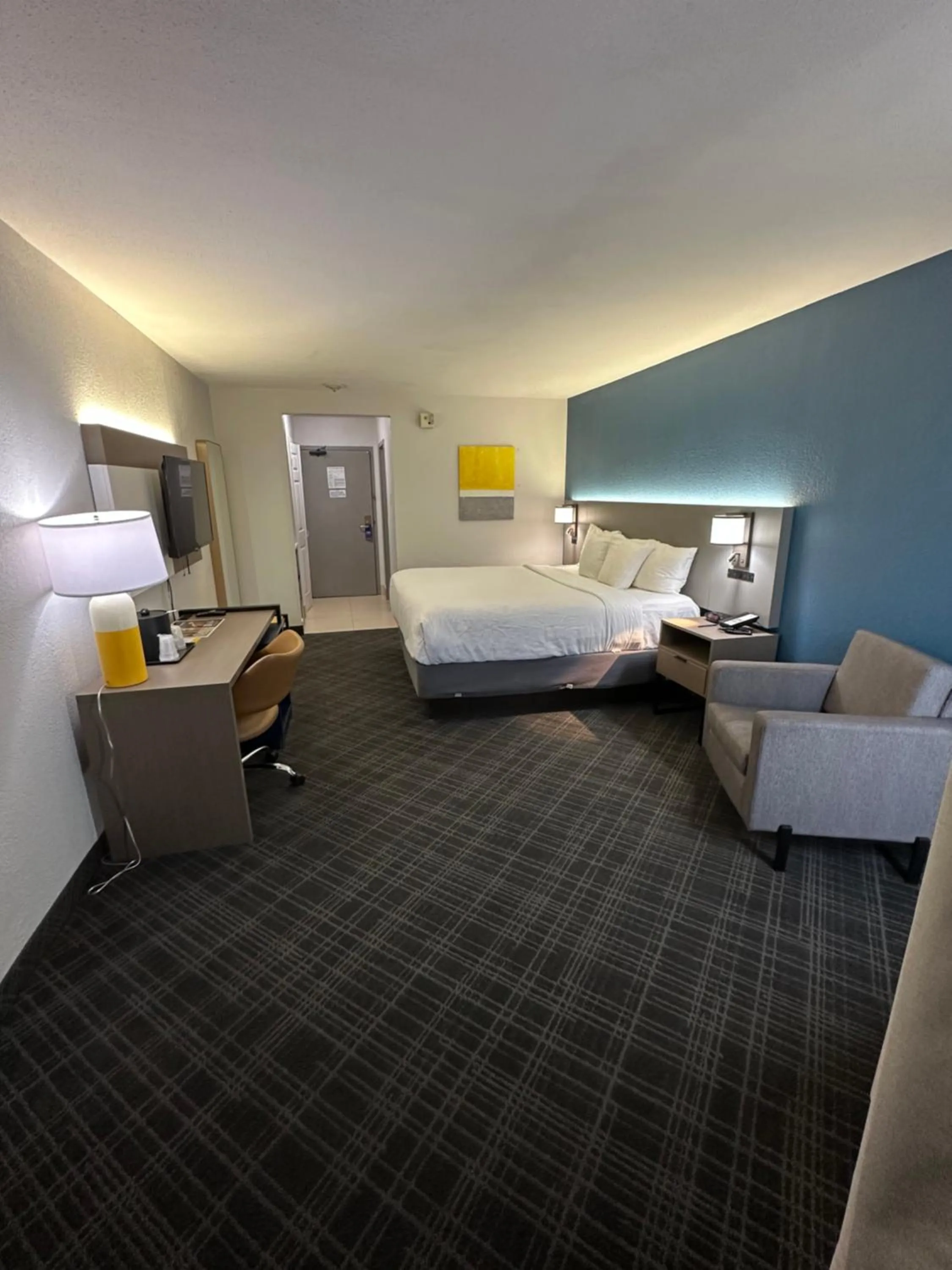 Bed in Comfort Inn Dallas Park Central