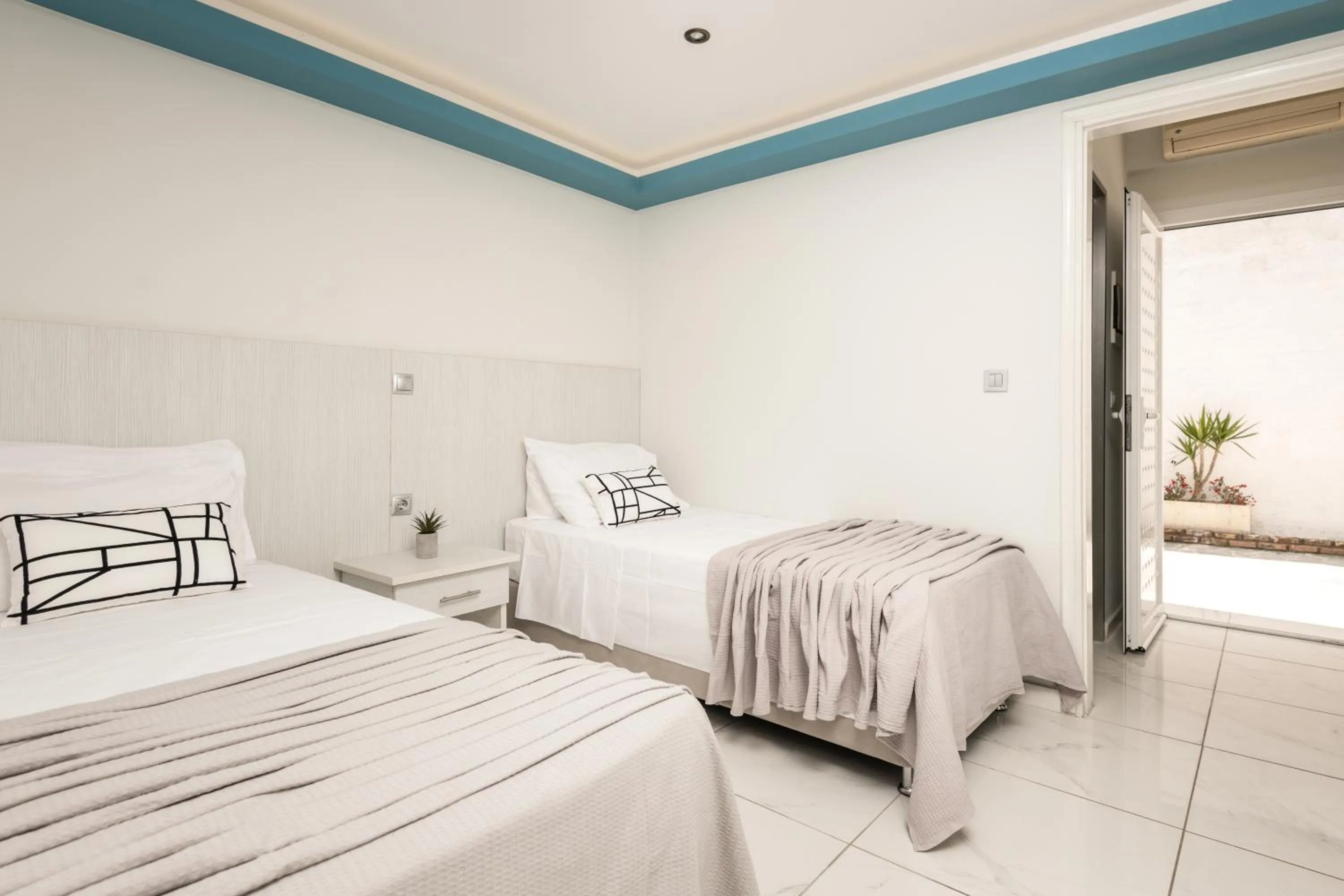 Facade/entrance, Bed in Callinica Hotel