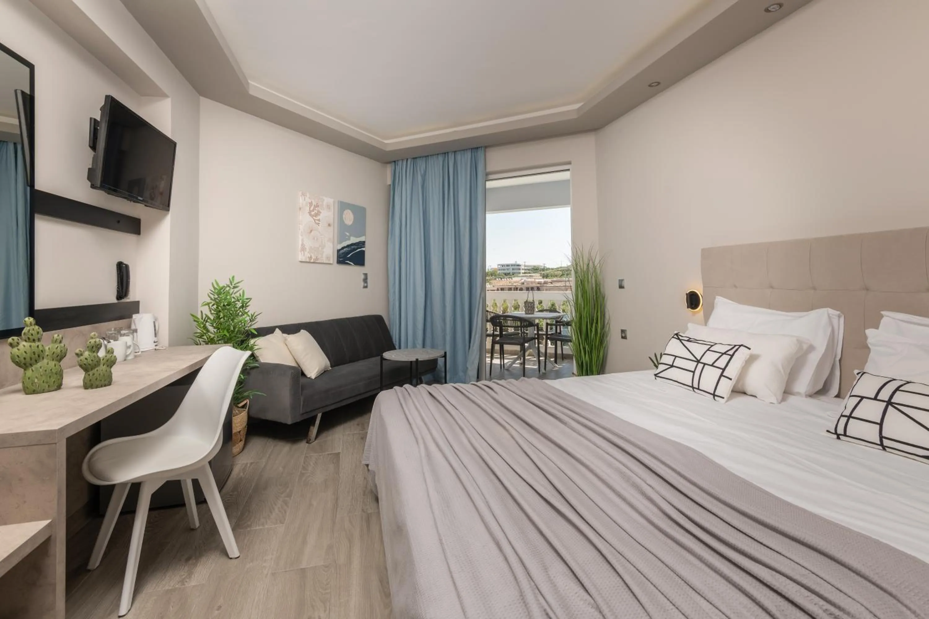 Seating area, Bed in Callinica Hotel