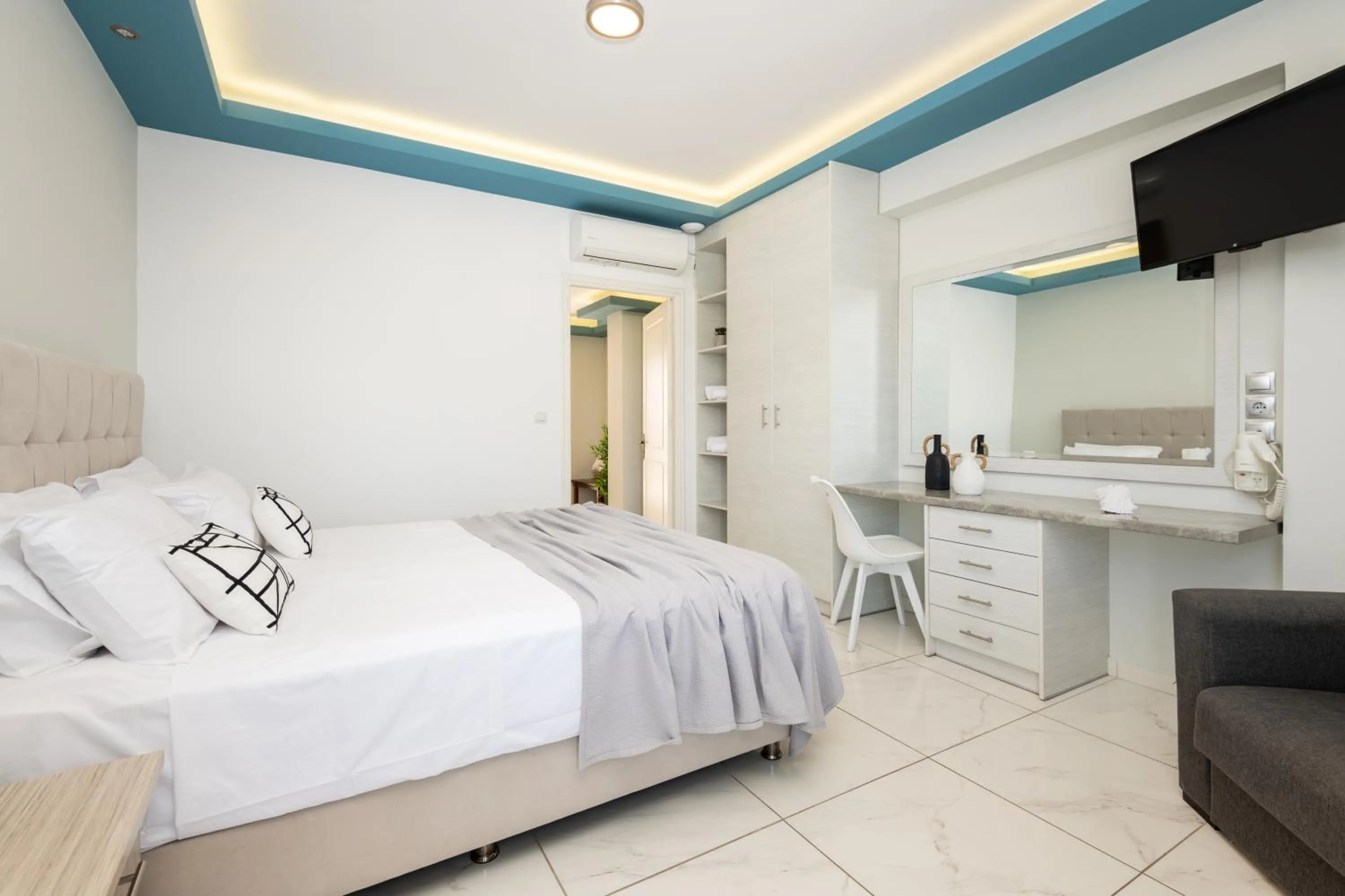 Photo of the whole room, Bed in Callinica Hotel