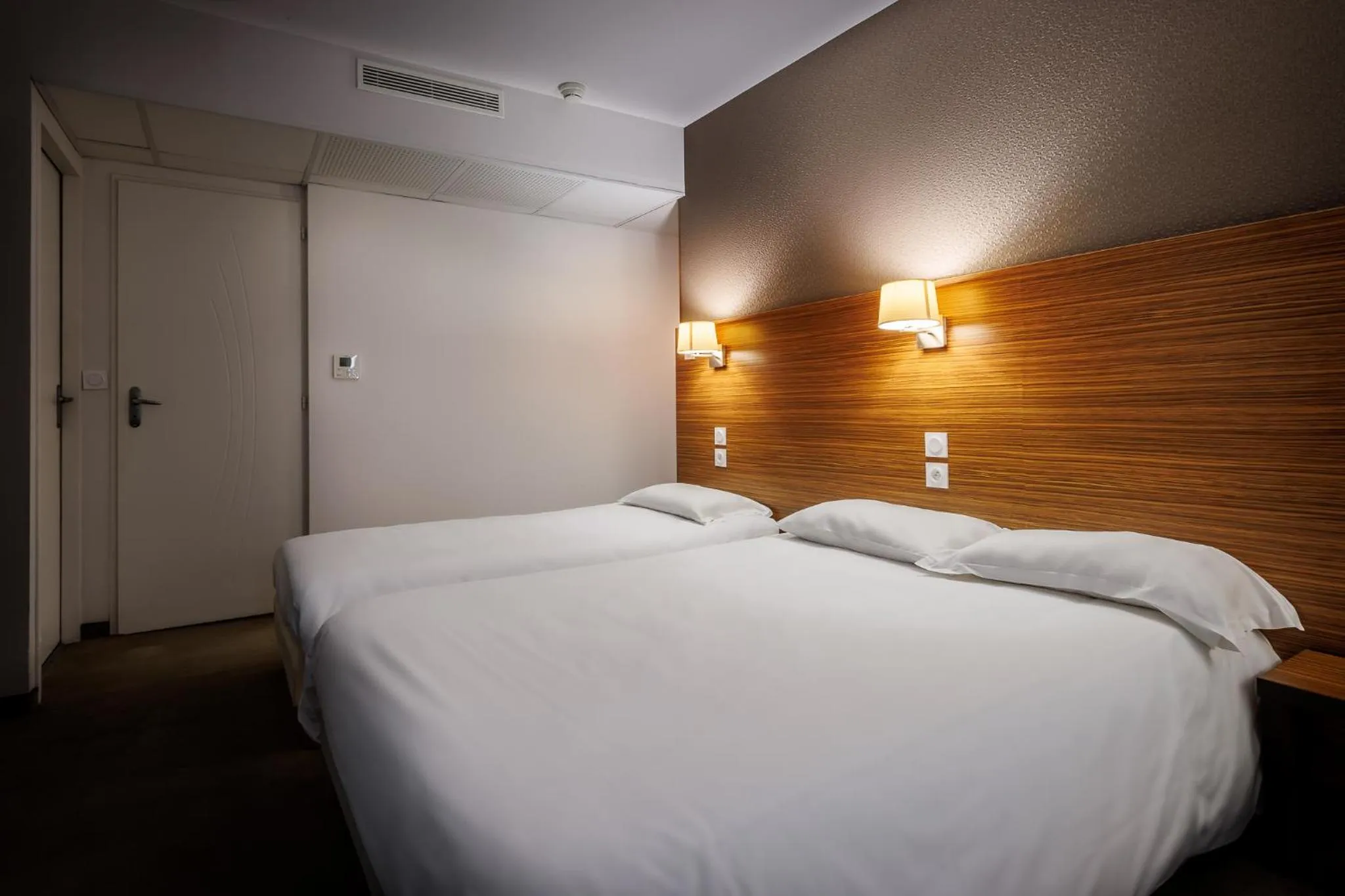 Bed in Hôtel Saint Louis de France