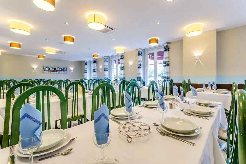 Restaurant/places to eat in Hôtel Saint Louis de France