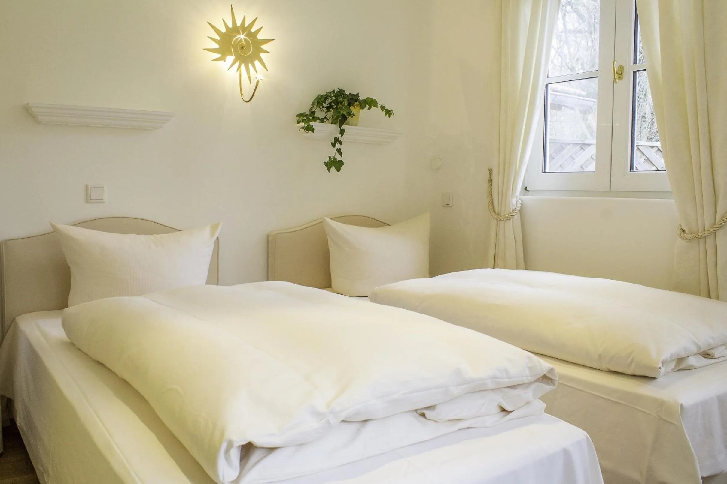 Photo of the whole room, Bed in Landhaus Hotel Wolfratshausen