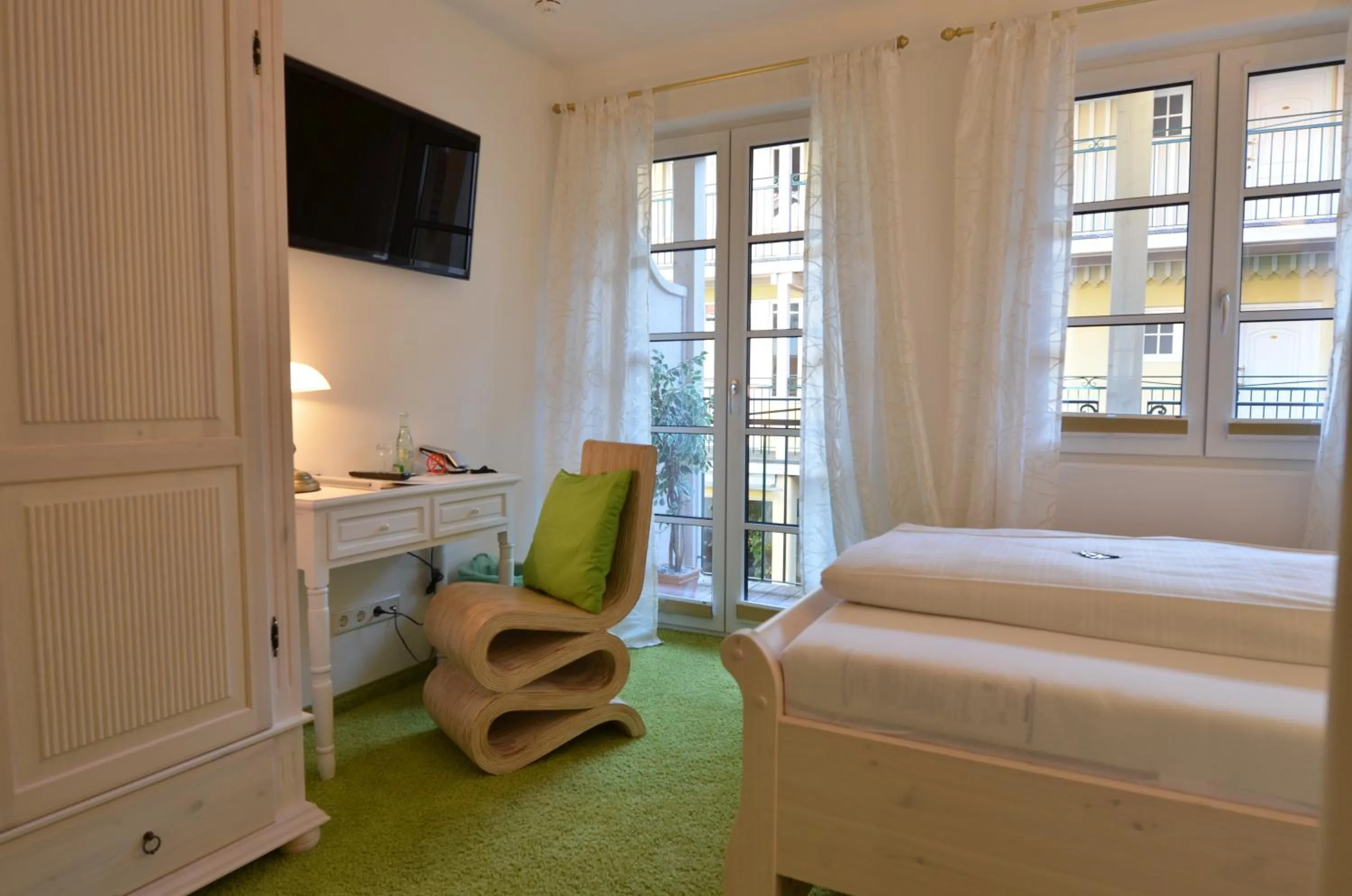 TV and multimedia, Bed in Landhaus Hotel Wolfratshausen