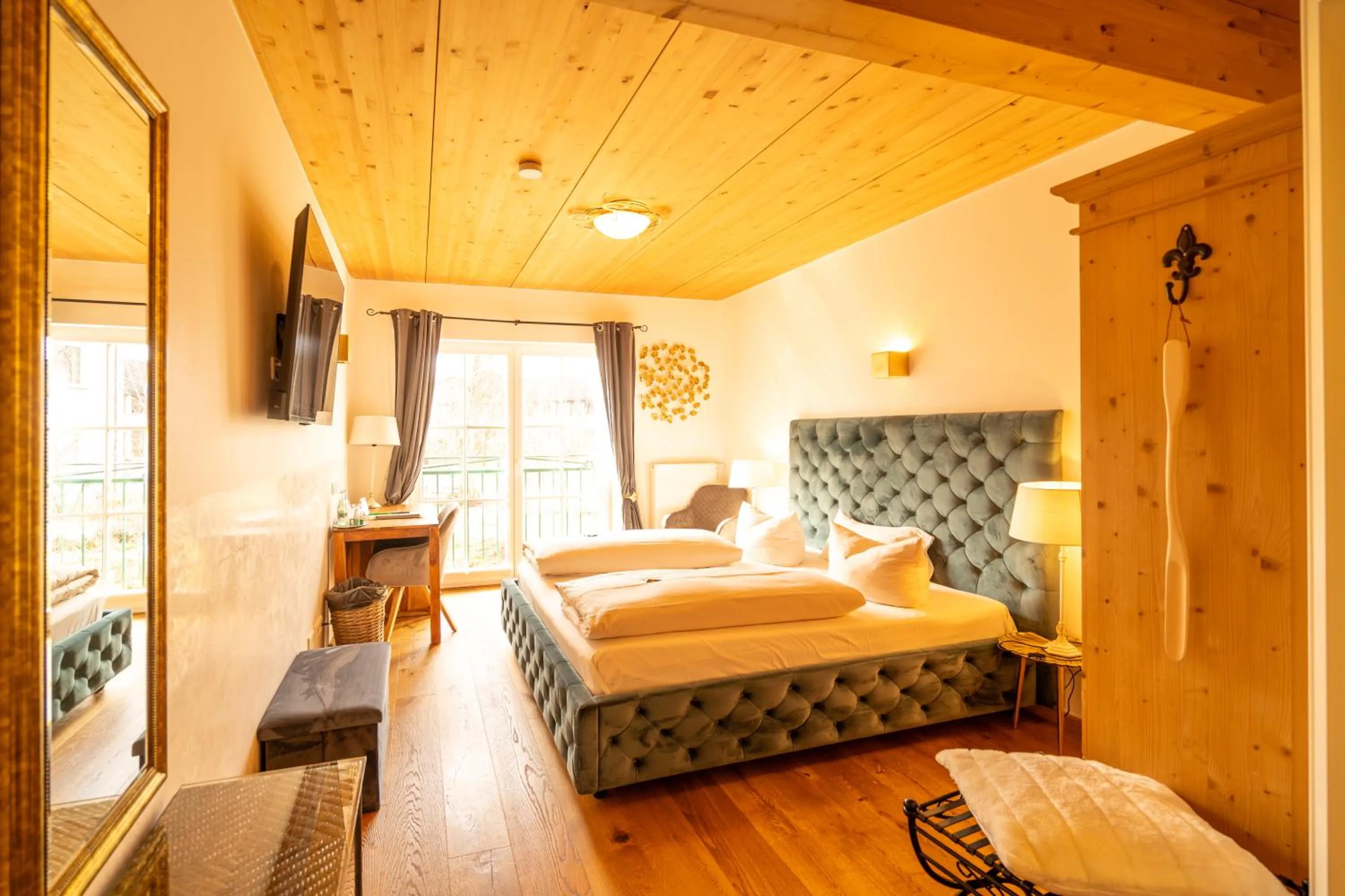 Photo of the whole room, Bed in Landhaus Hotel Wolfratshausen