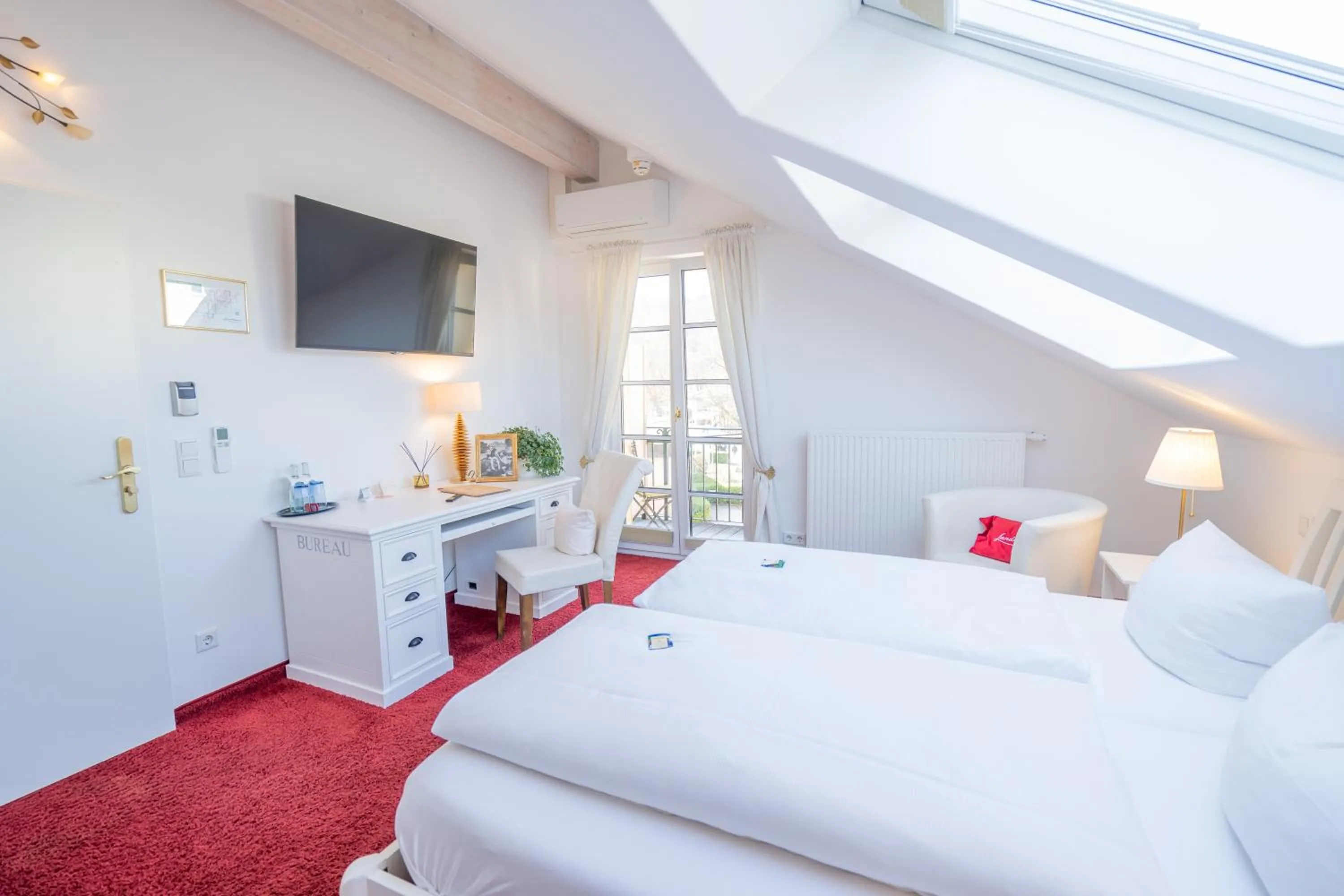 Photo of the whole room, Bed in Landhaus Hotel Wolfratshausen