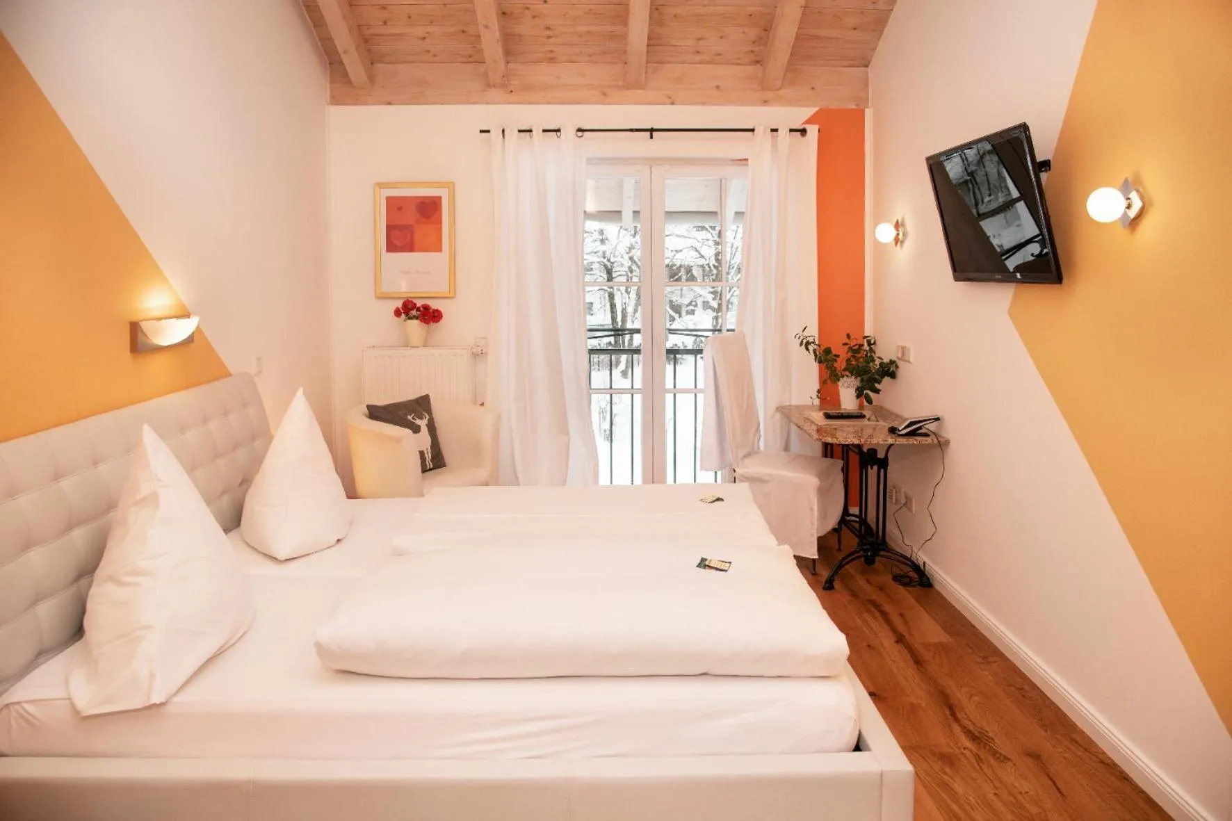 Photo of the whole room, Bed in Landhaus Hotel Wolfratshausen