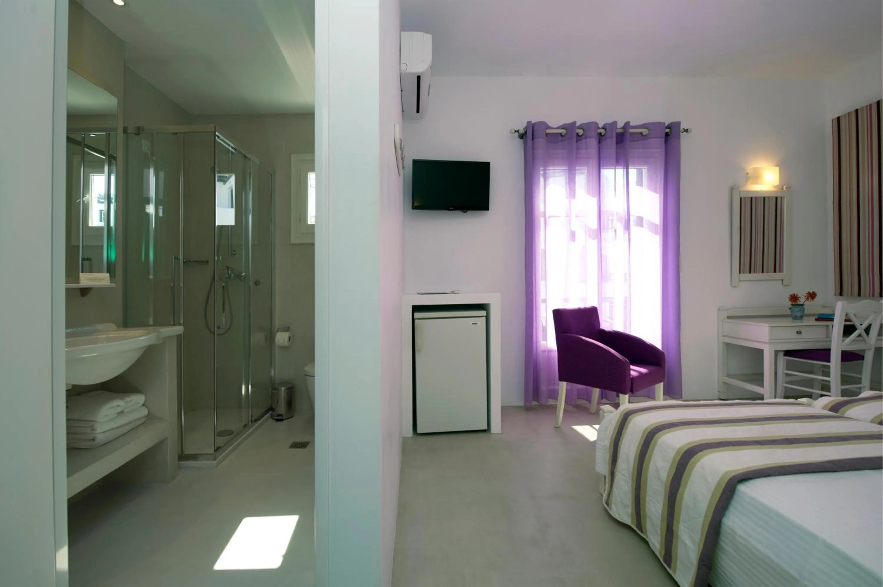 Bathroom, Bed in Kalypso Hotel