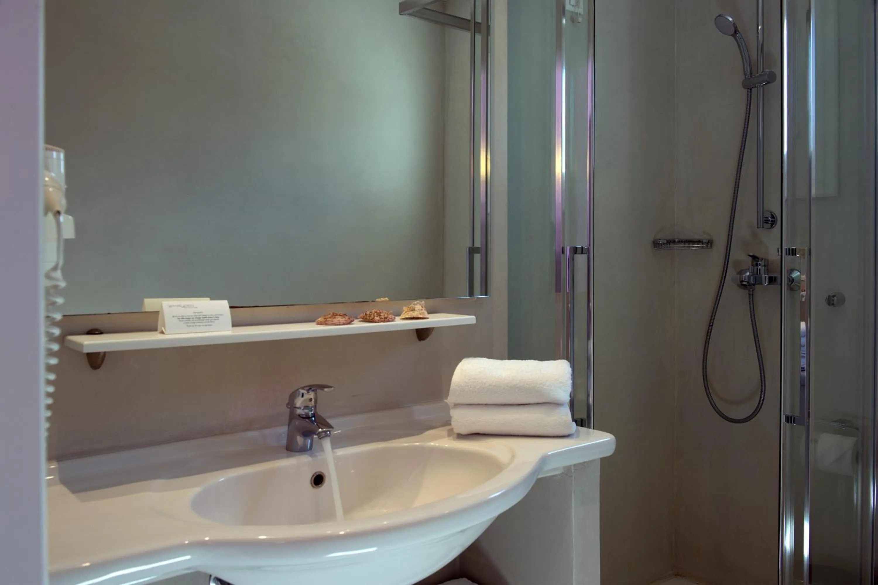 Bathroom in Kalypso Hotel