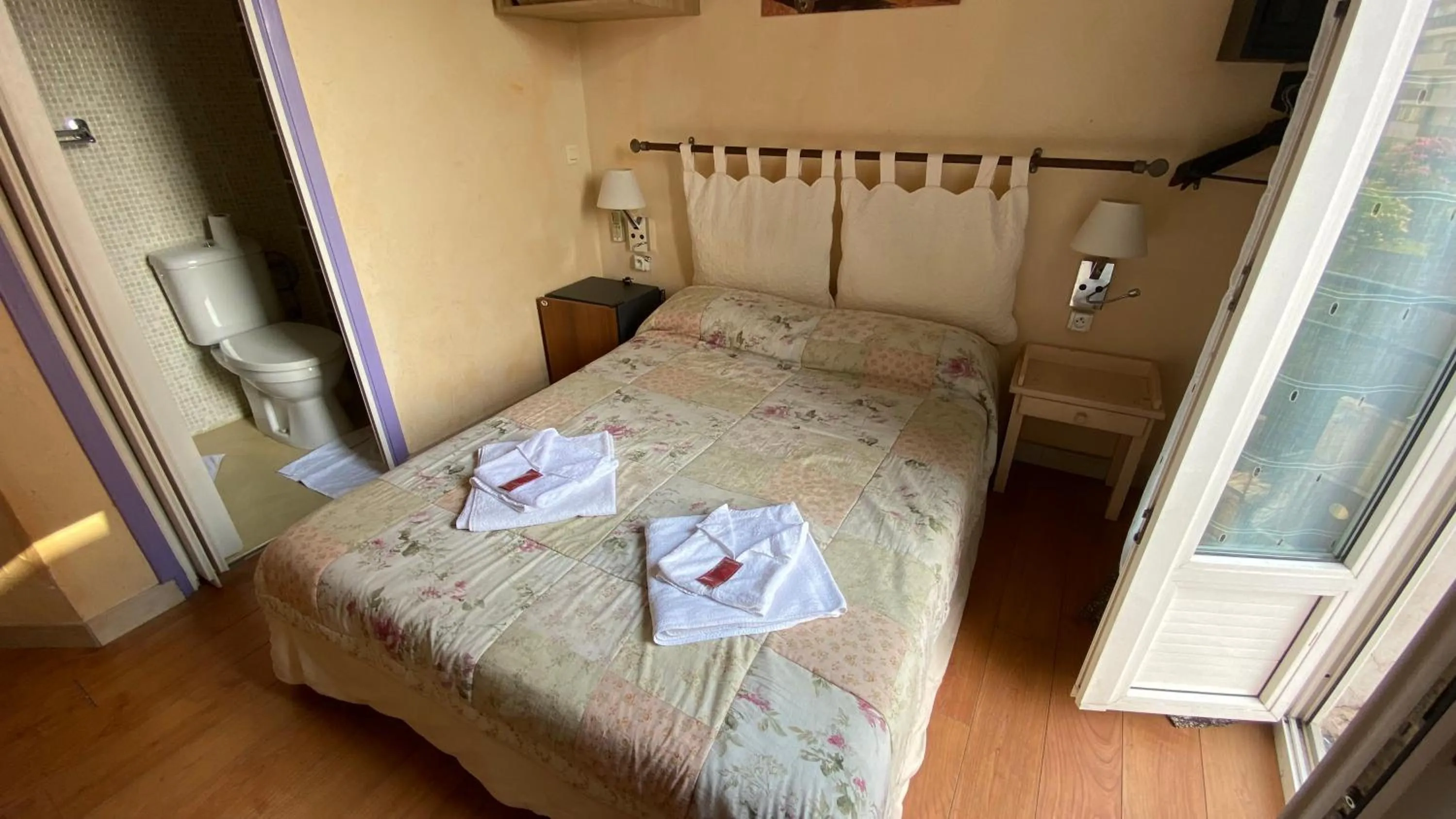 Toilet, Bed in Boutique Hotel Couleurs Suds