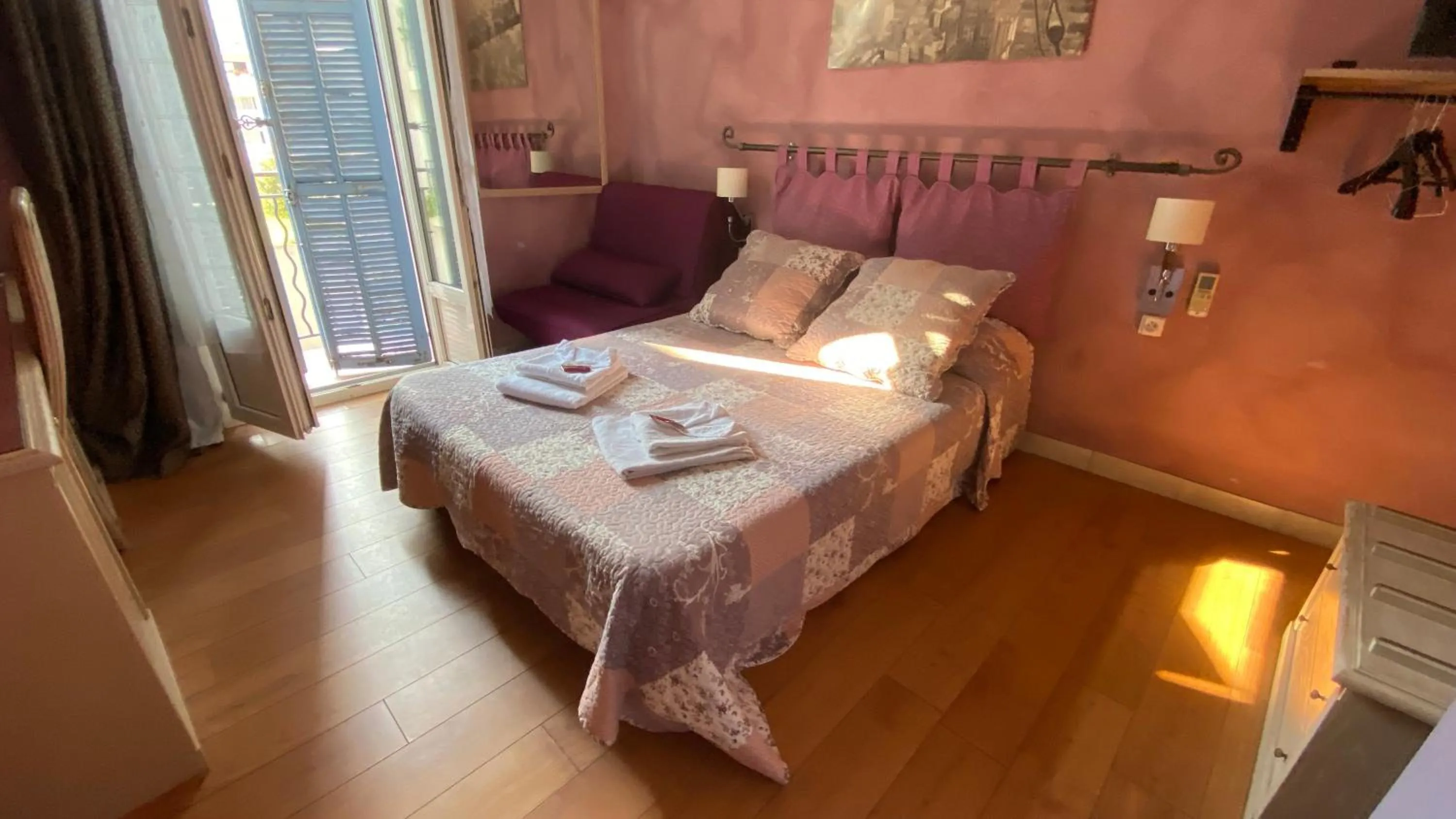 Photo of the whole room, Bed in Boutique Hotel Couleurs Suds