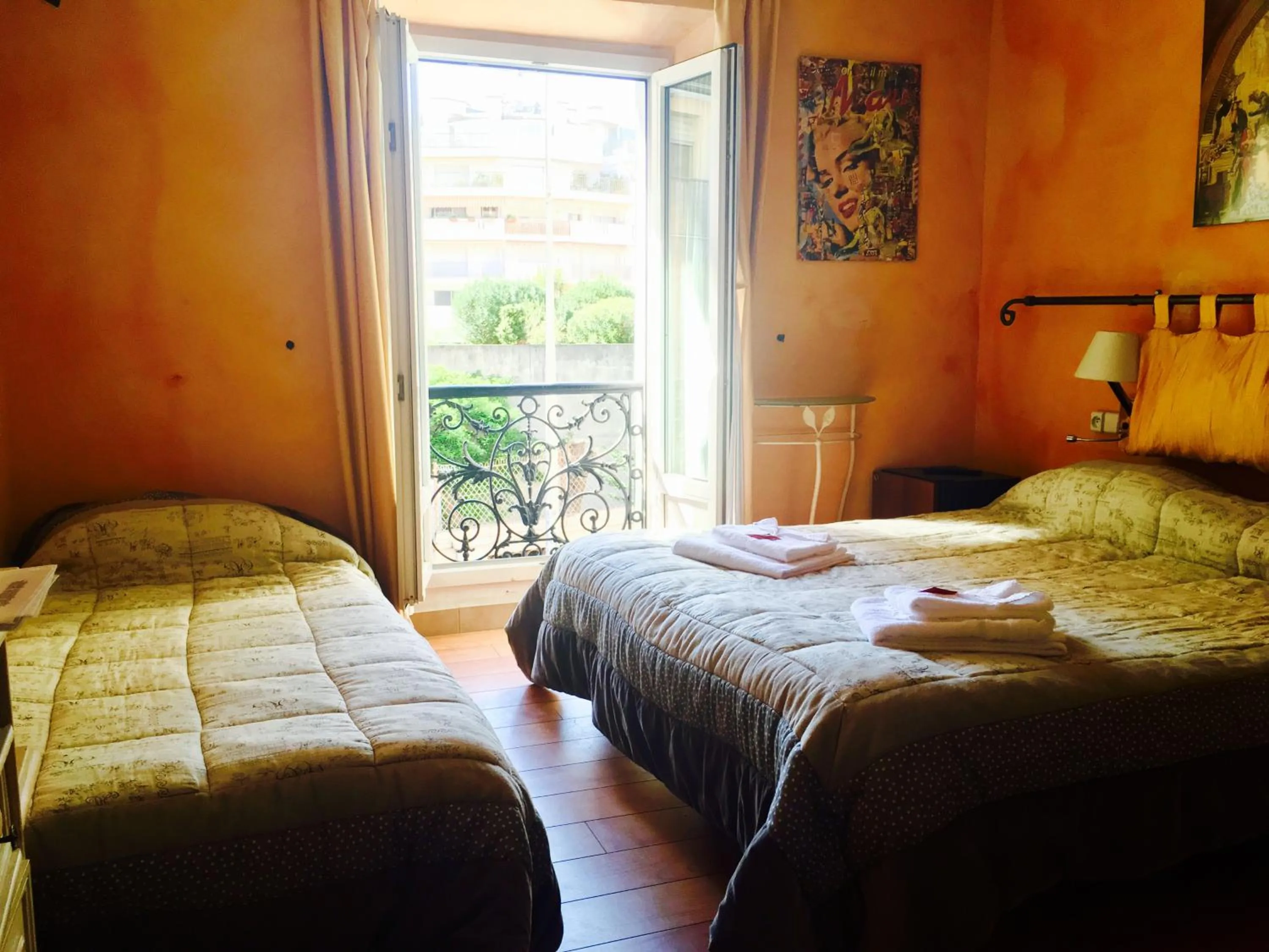 Photo of the whole room, Bed in Boutique Hotel Couleurs Suds