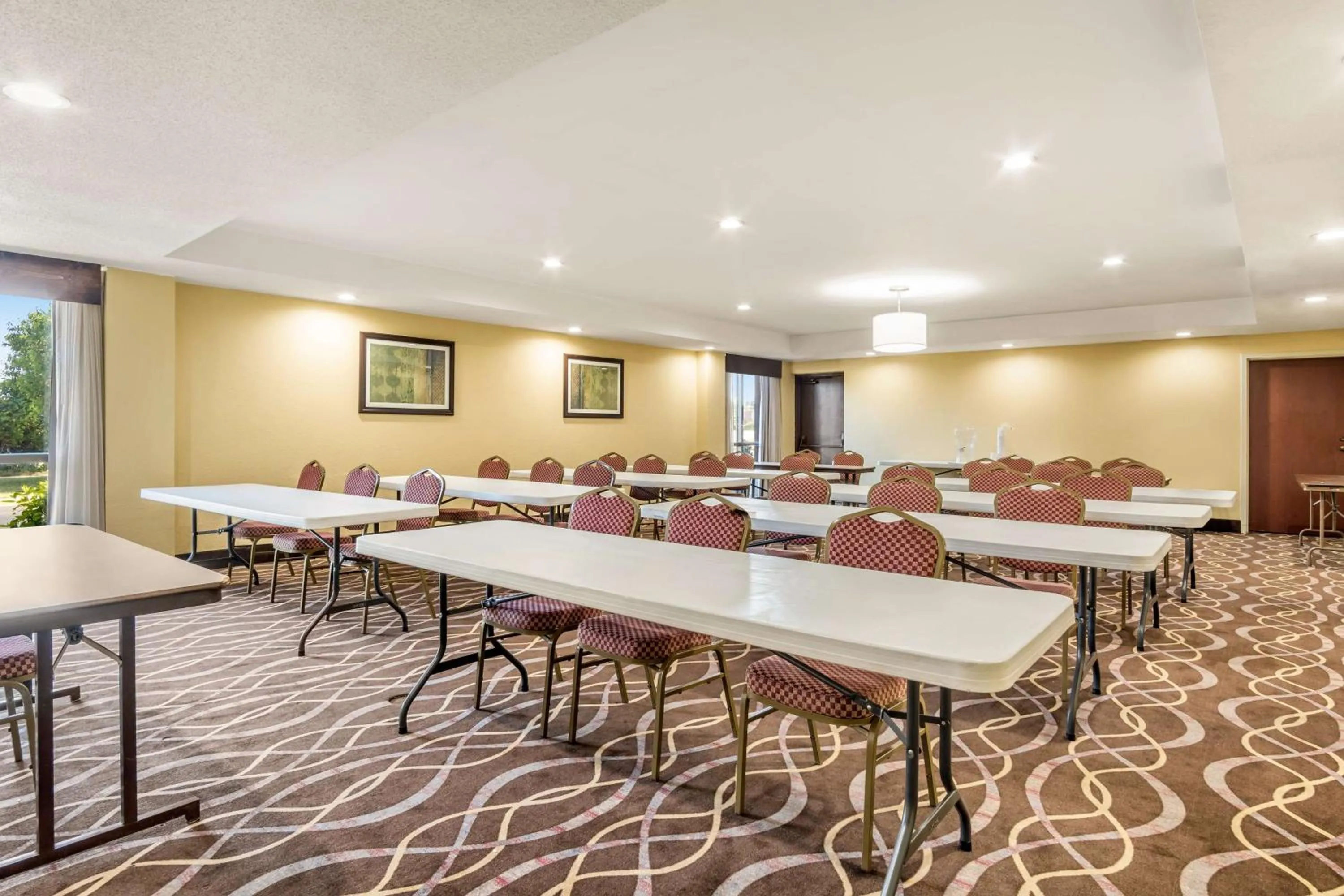Meeting/conference room in AmericInn by Wyndham Grand Rapids Airport North