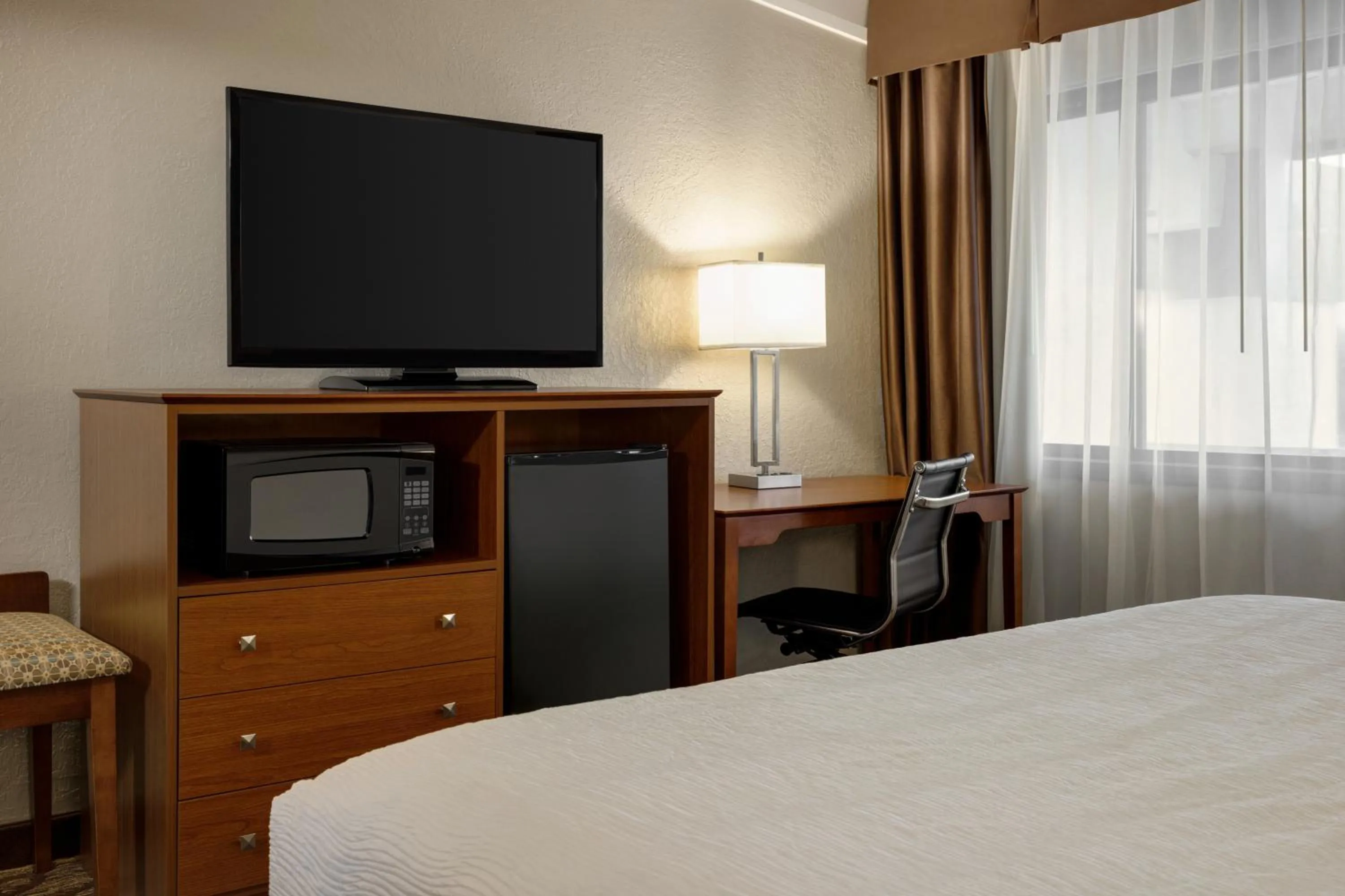 TV and multimedia, Bed in AmericInn by Wyndham Grand Rapids Airport North