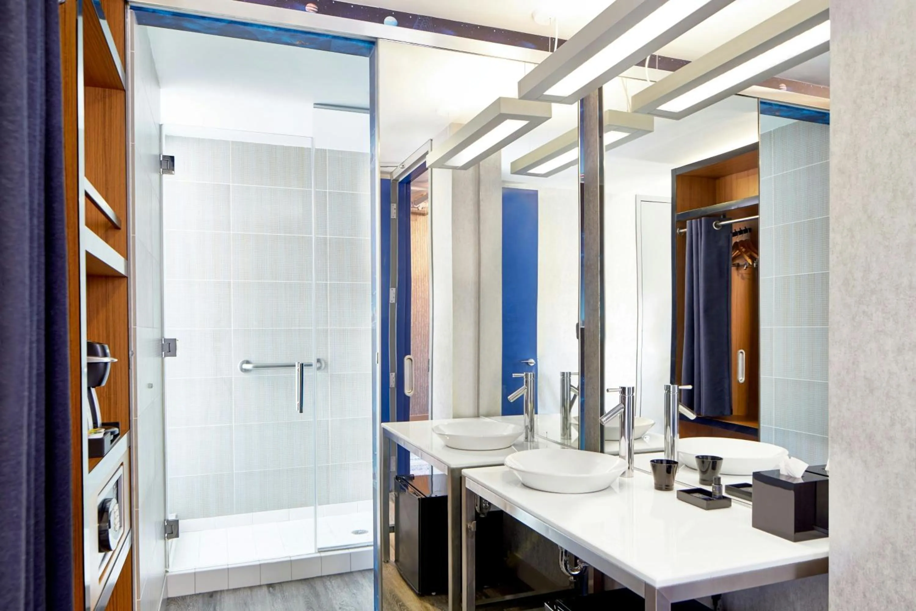 Photo of the whole room in Aloft Dulles Airport North