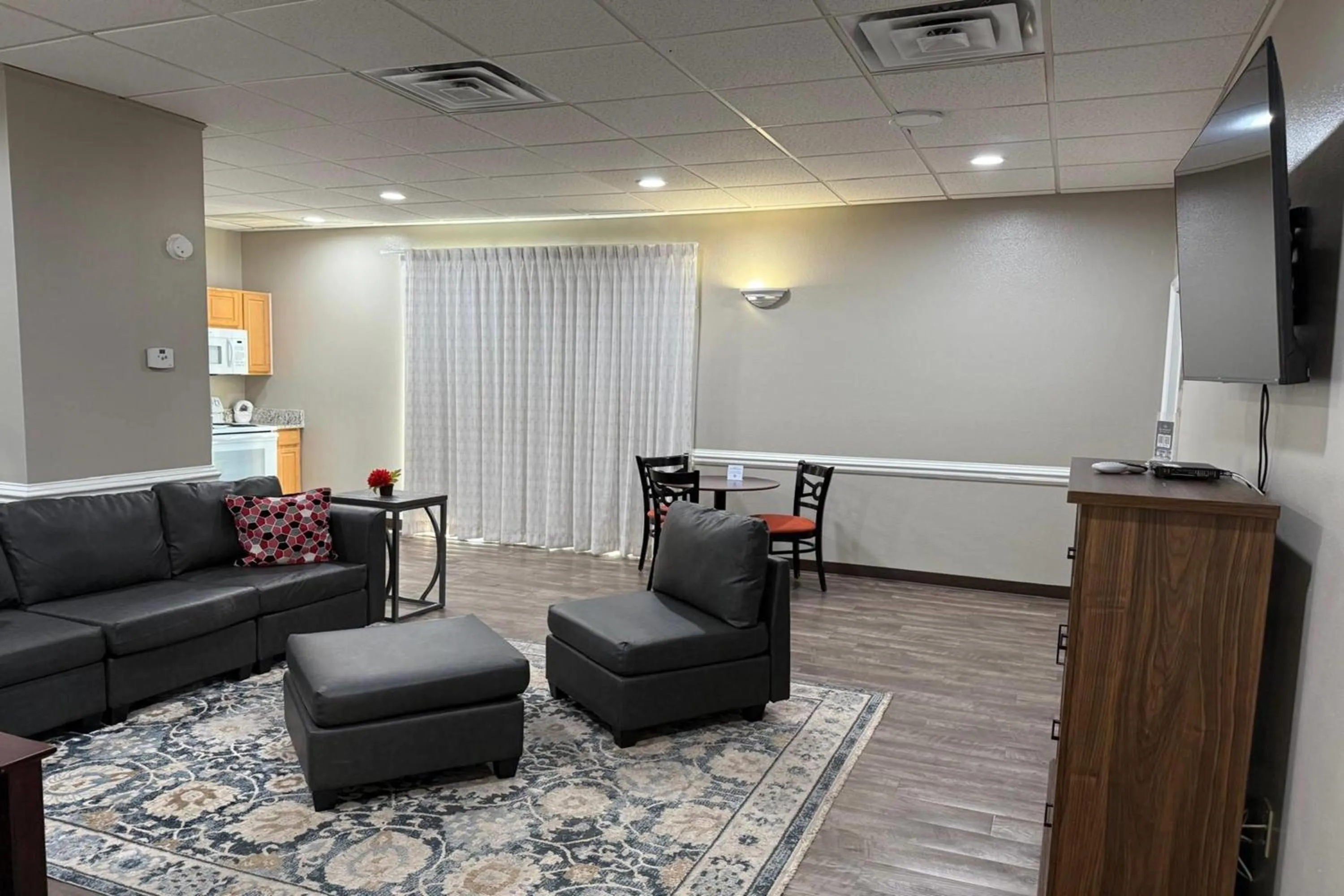 Photo of the whole room in Travelodge by Wyndham Lakeland