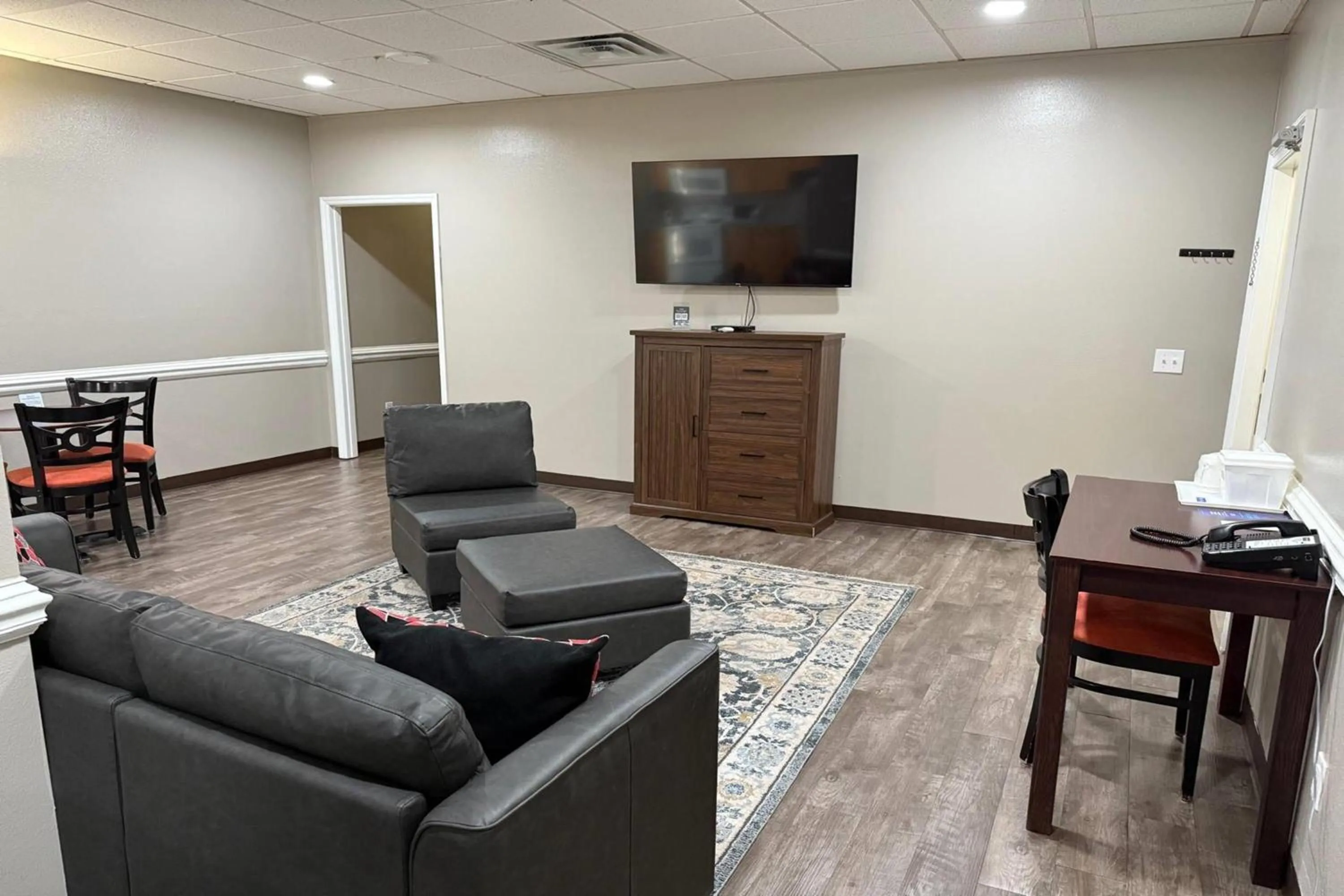 Photo of the whole room in Travelodge by Wyndham Lakeland