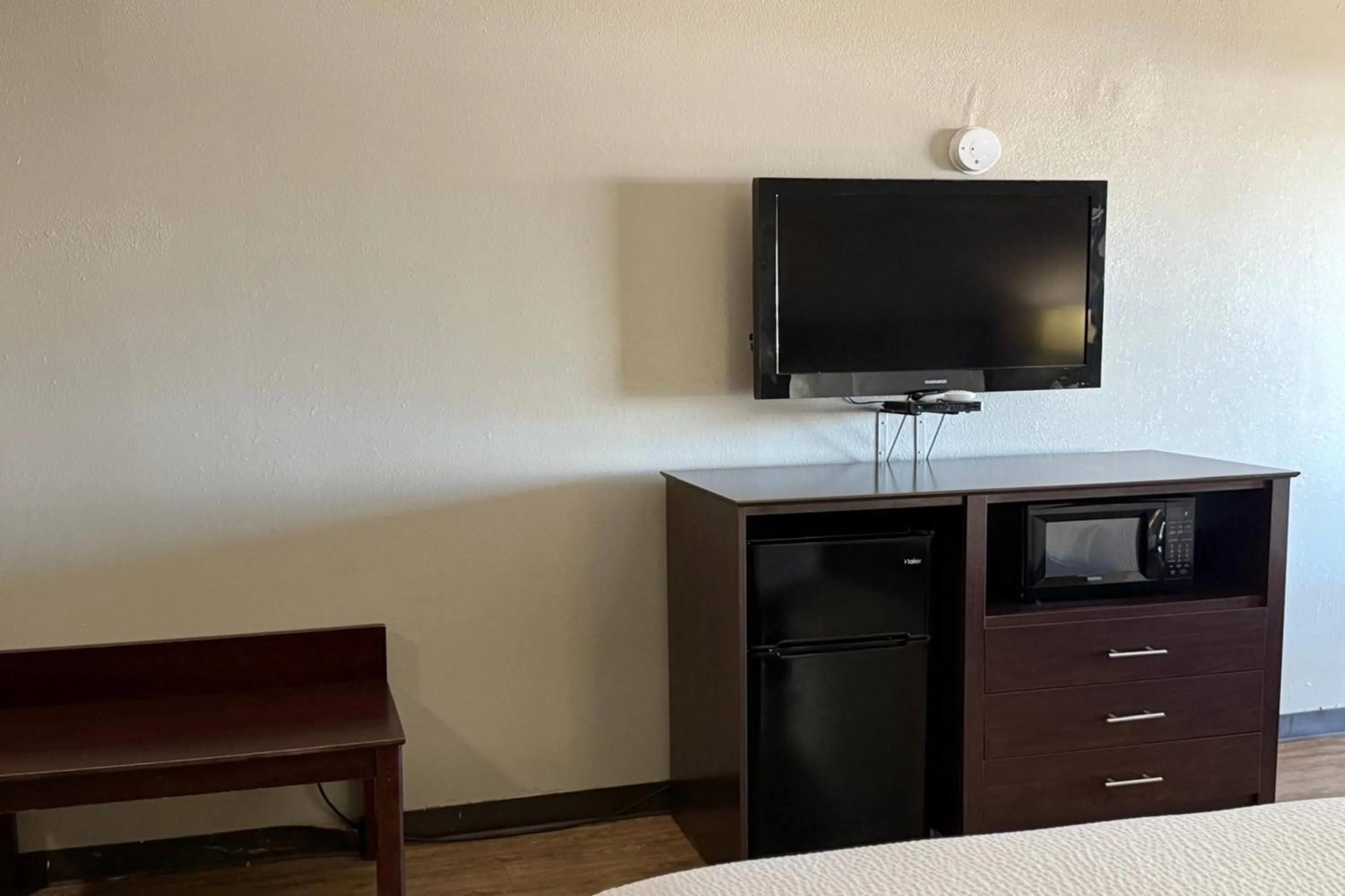 Photo of the whole room in Travelodge by Wyndham Lakeland