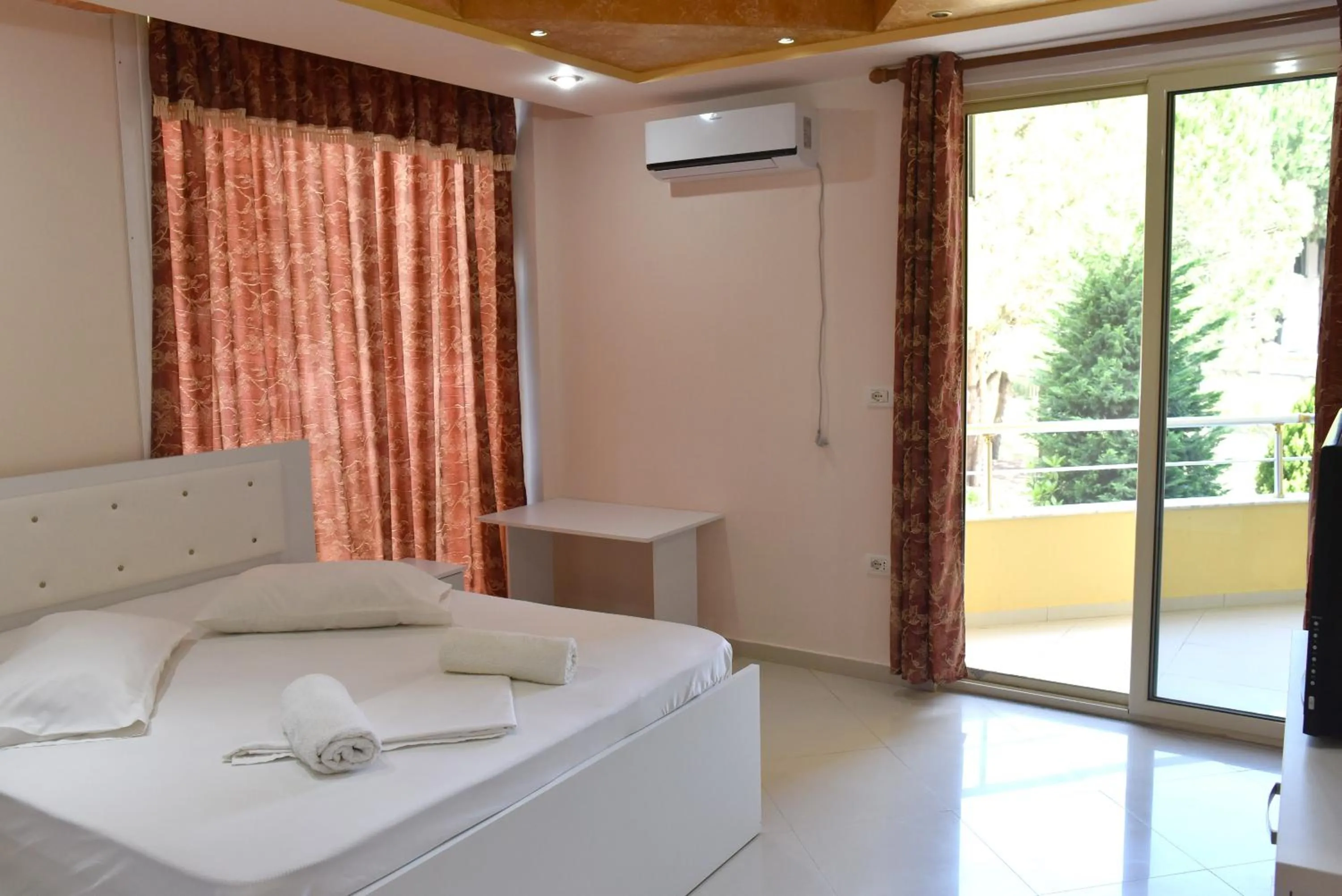 Photo of the whole room, Bed in Hotel Sunrise