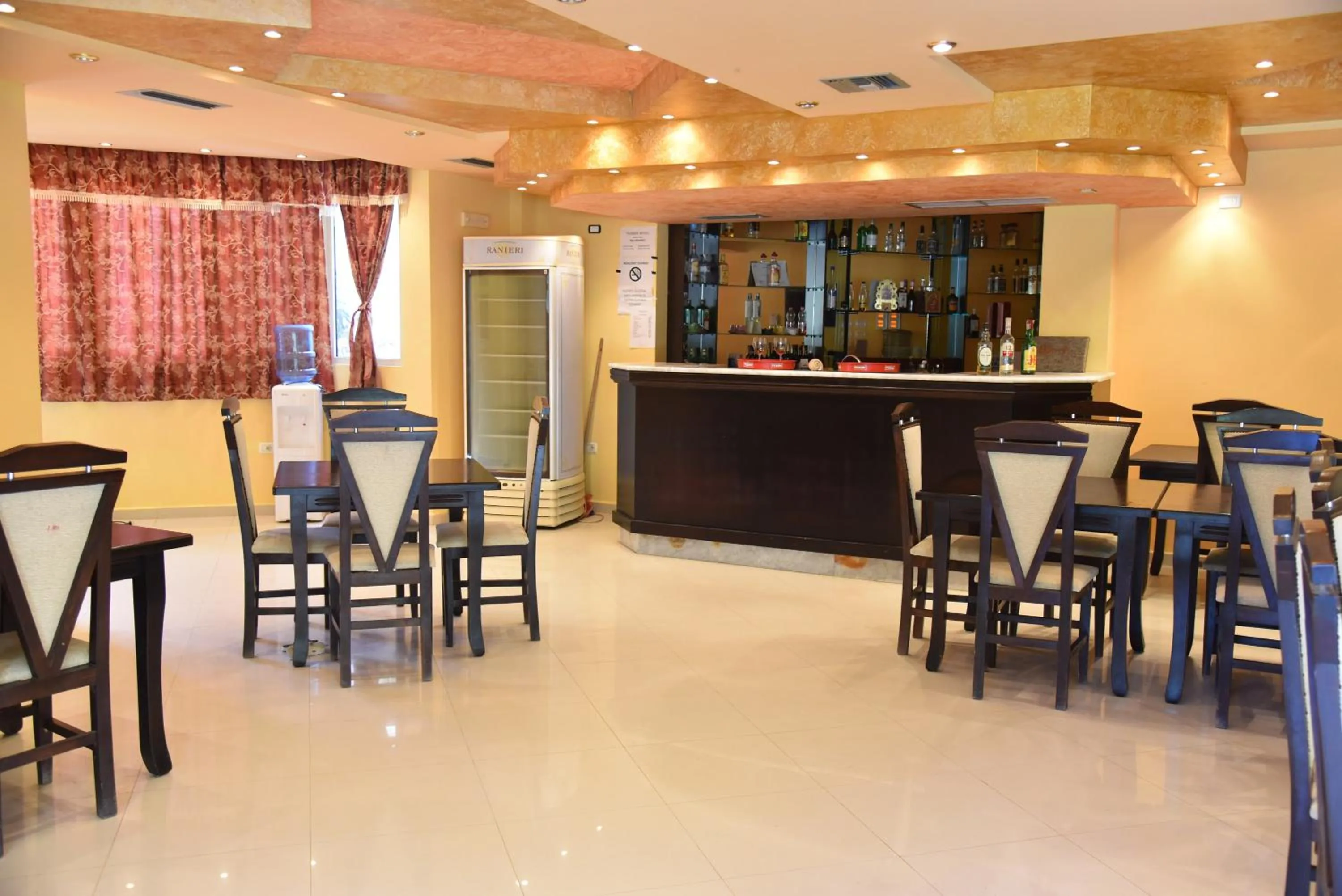 Restaurant/places to eat in Hotel Sunrise