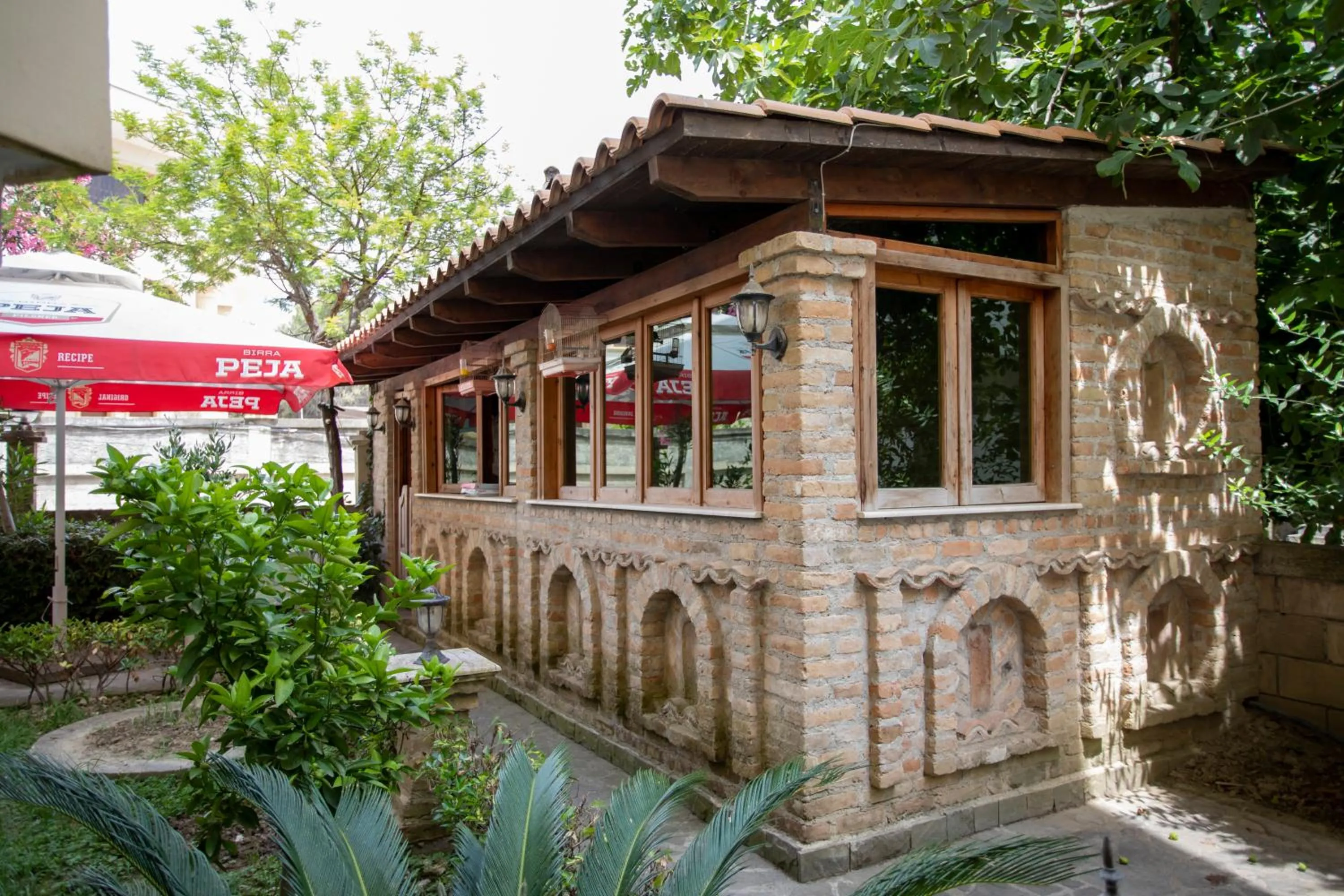 Restaurant/places to eat in Hotel Sunrise