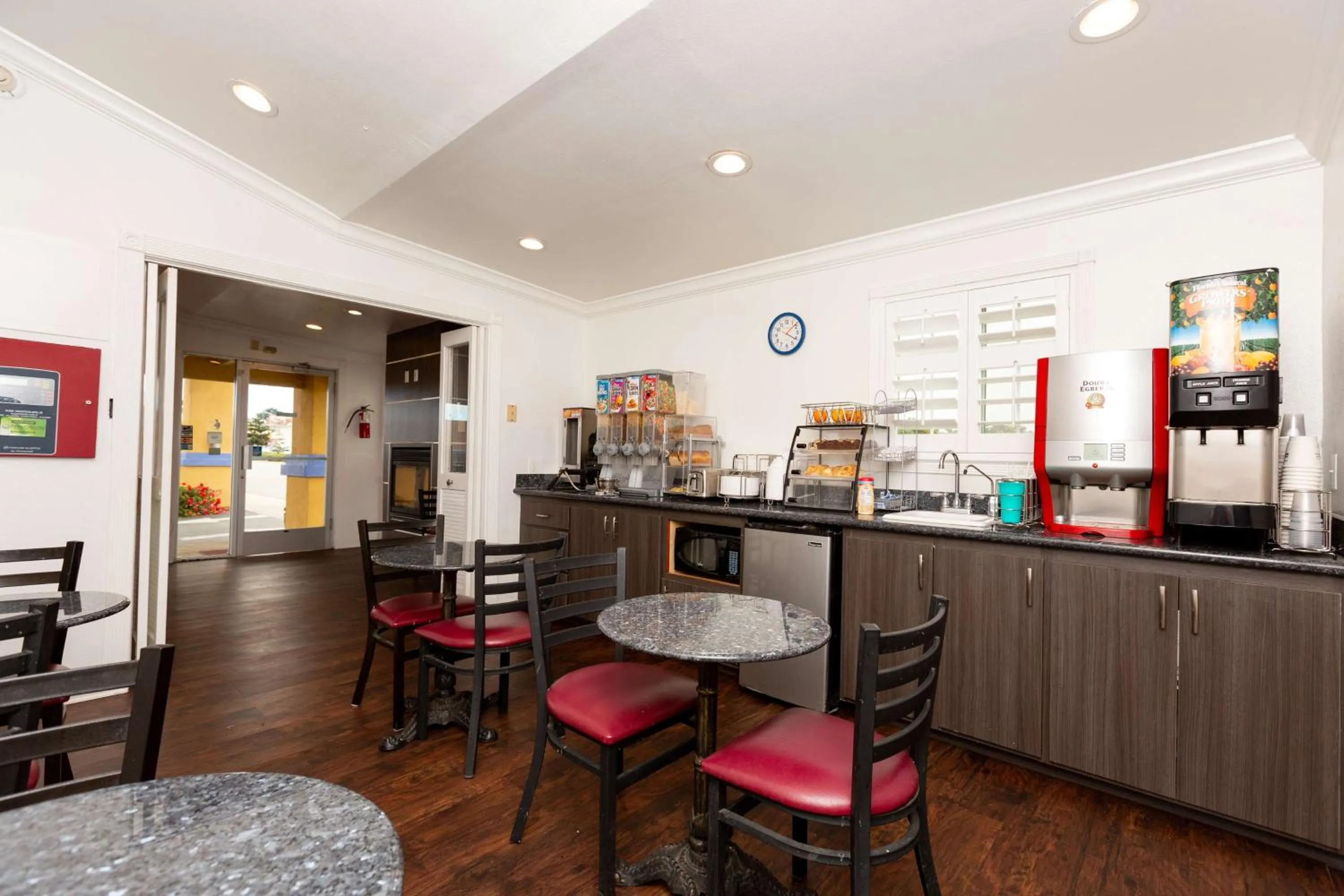 Restaurant/places to eat in SureStay Hotel by Best Western Seaside Monterey