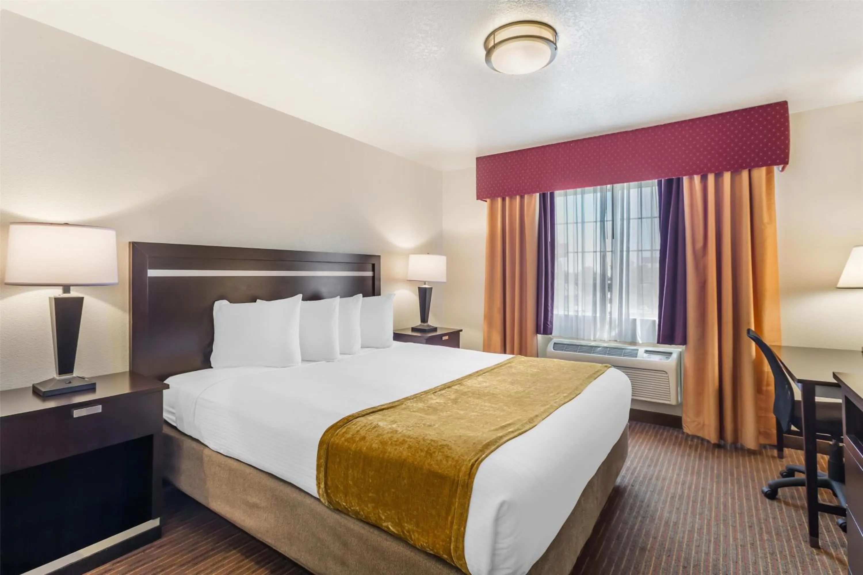 Photo of the whole room, Bed in Best Western Luxury Inn