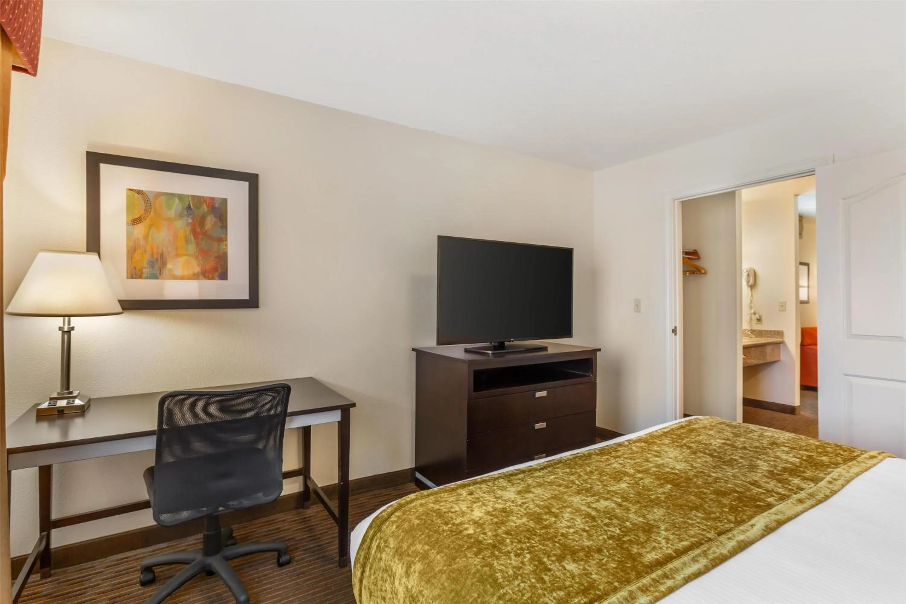 Photo of the whole room, Bed in Best Western Luxury Inn