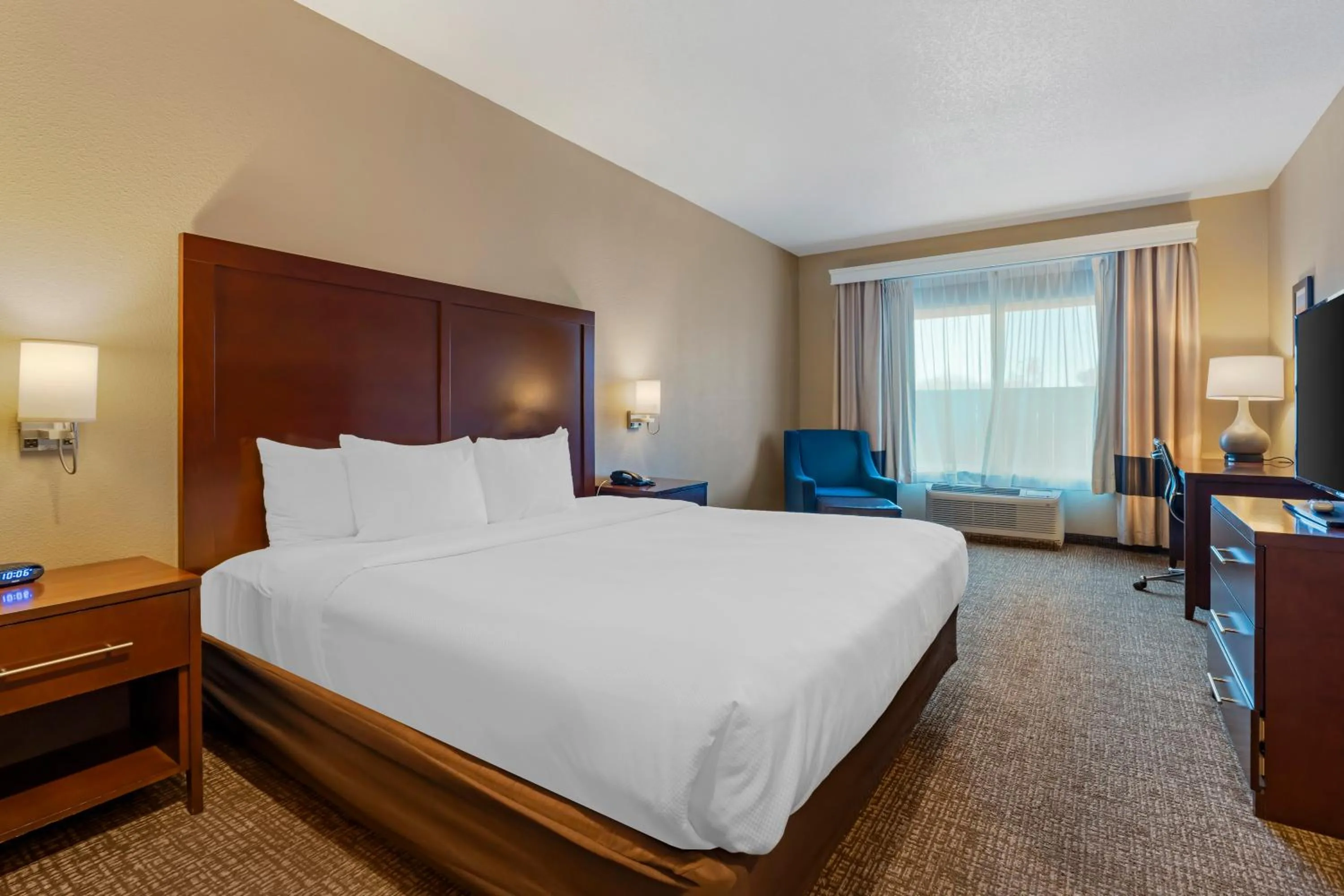 Bed in Comfort Inn Lathrop Stockton Airport