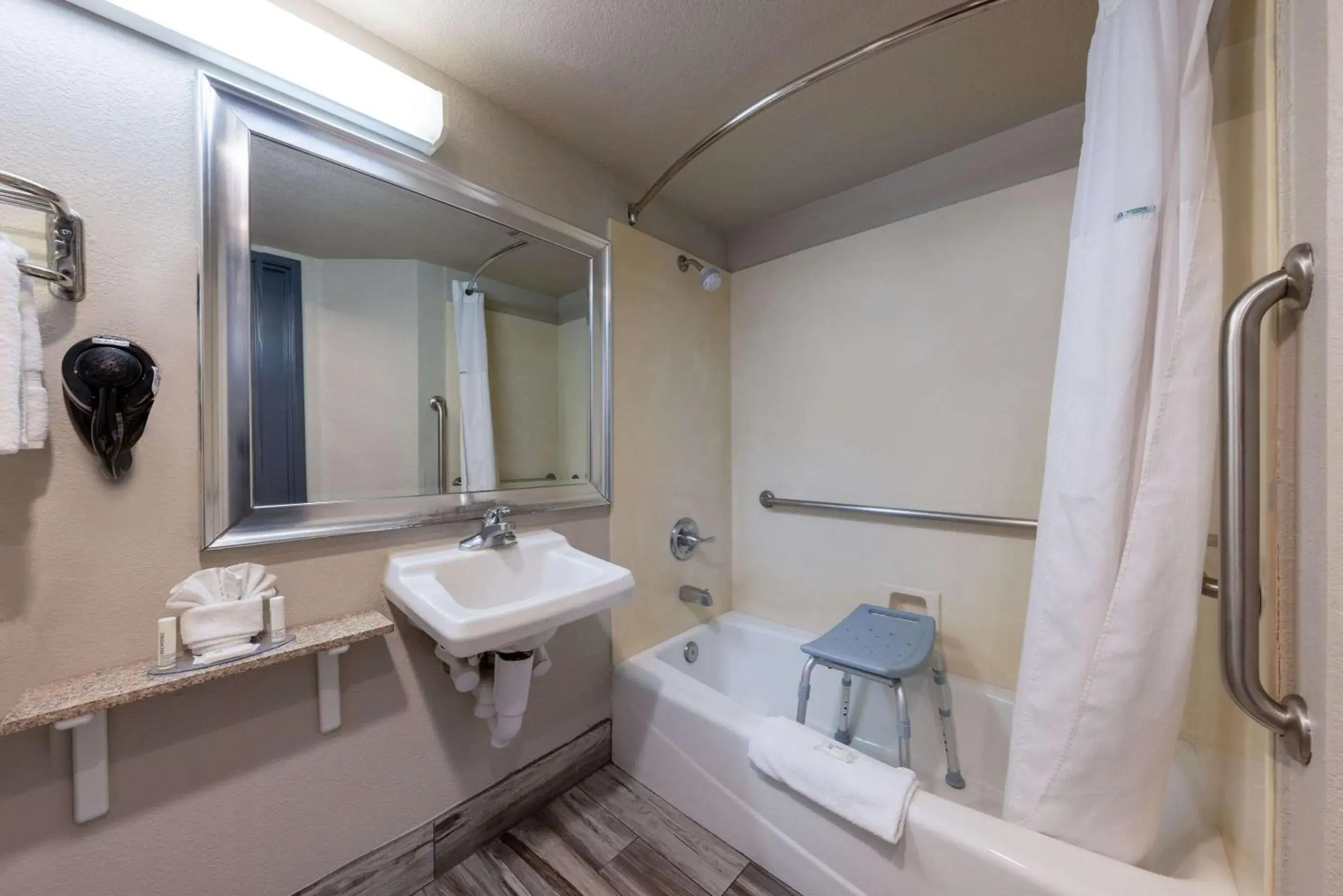 King Room - Accessible/Non-Smoking in Comfort Inn Lathrop Stockton Airport King Room - Accessible/Non-Smoking in Comfort Inn Lathrop Stockton Airport