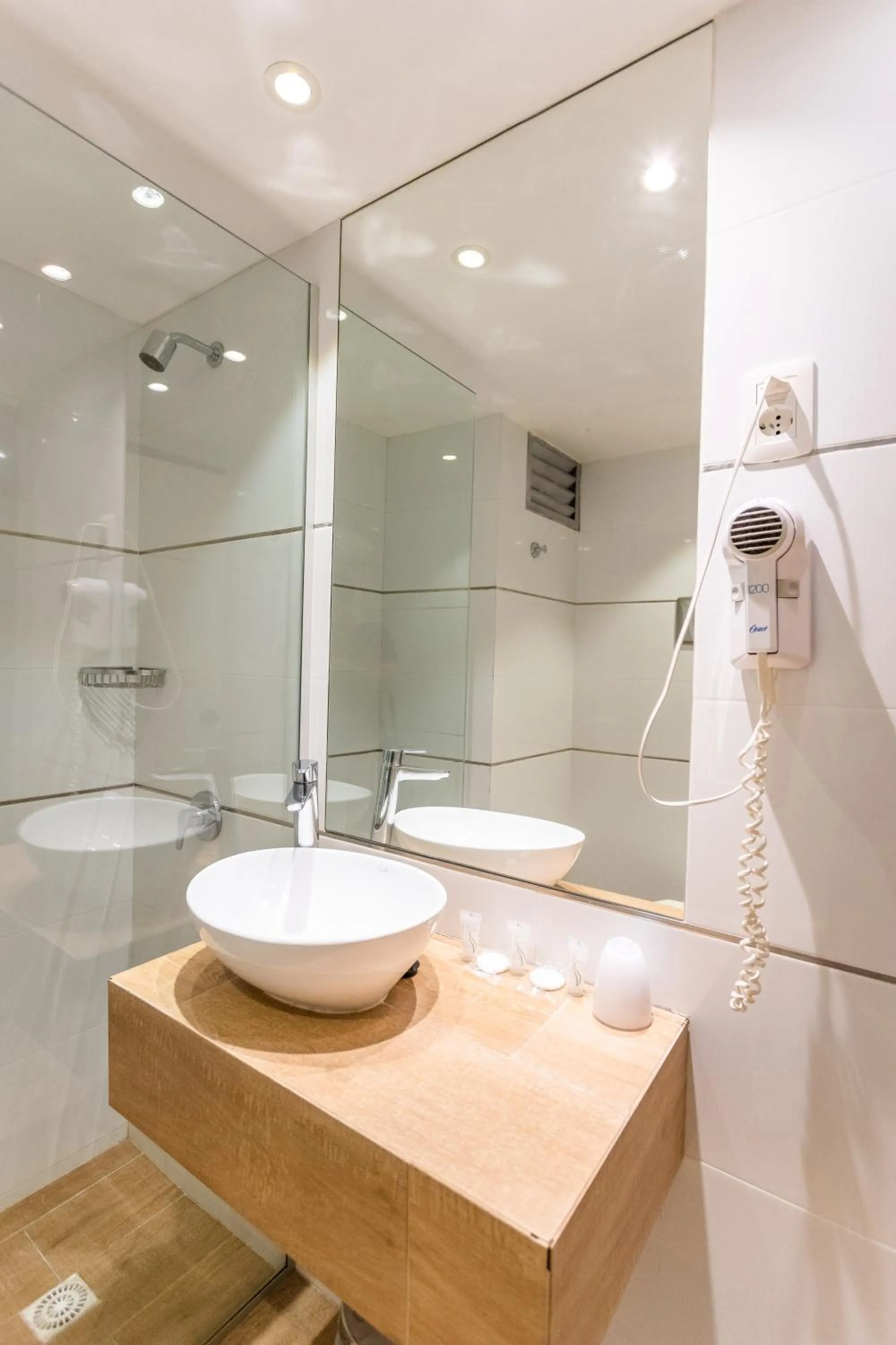 Shower in Hotel Alhambra