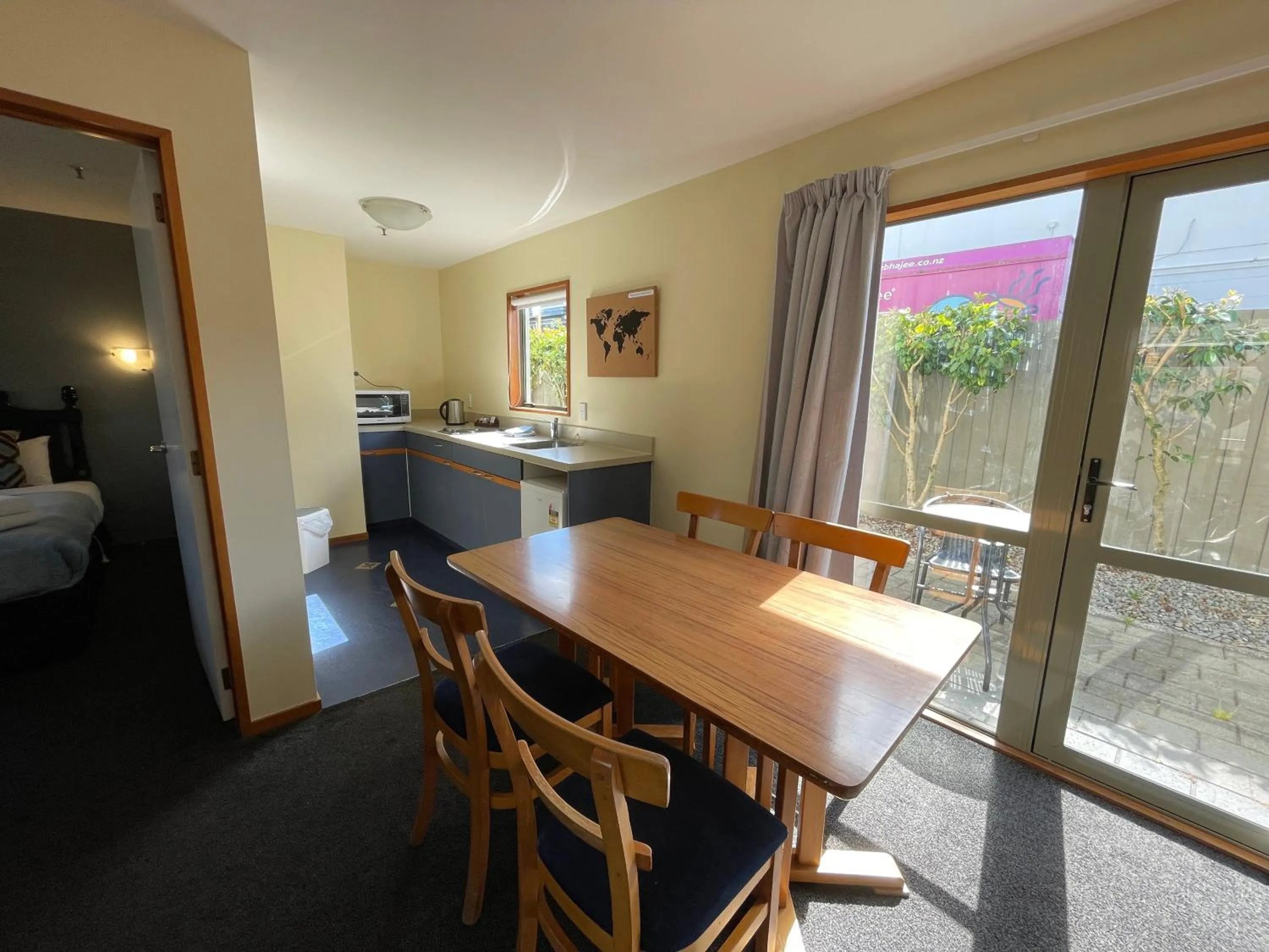 Dining area in Central Park Motor Lodge