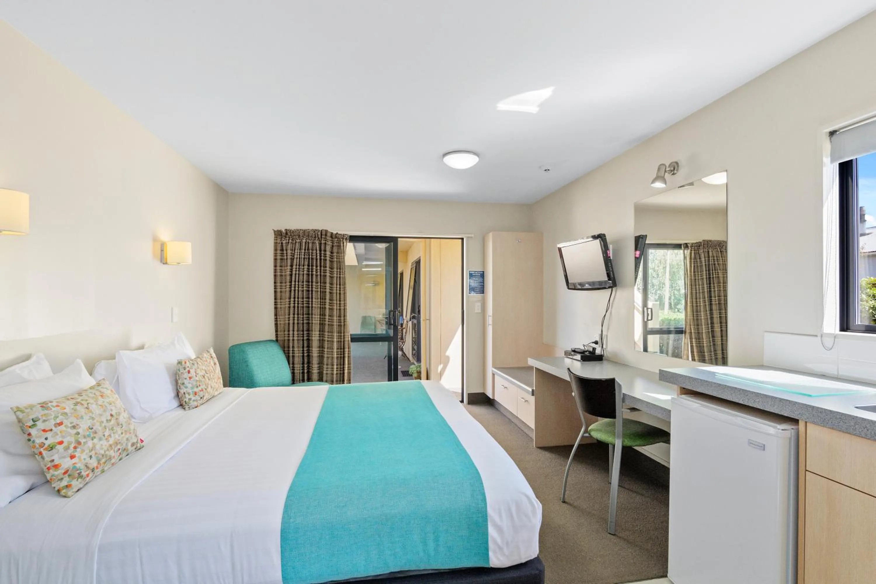 TV and multimedia, Bed in Bella Vista Motel Ashburton