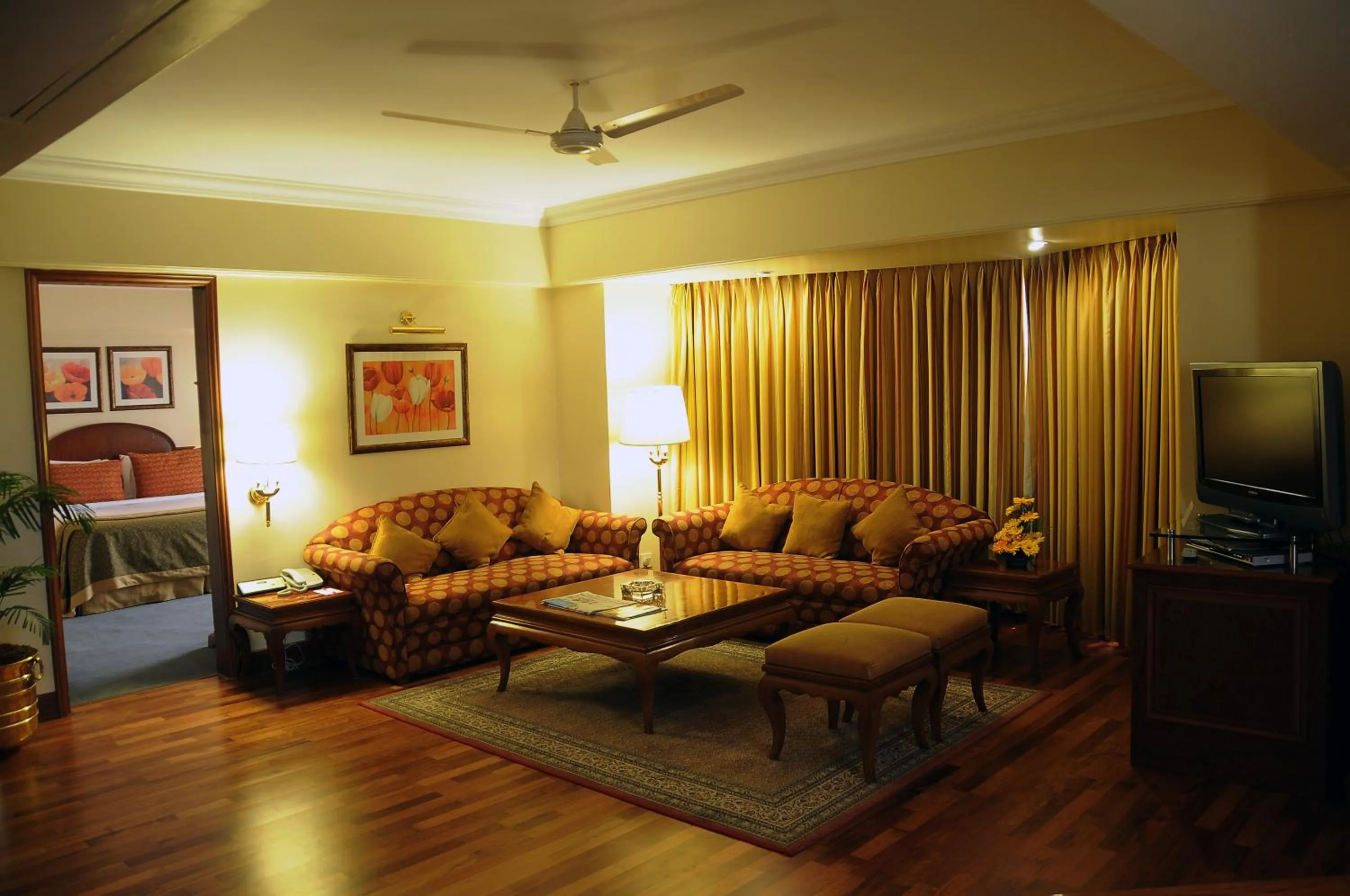 Living room in Ramada Plaza By Wyndham Palm Grove