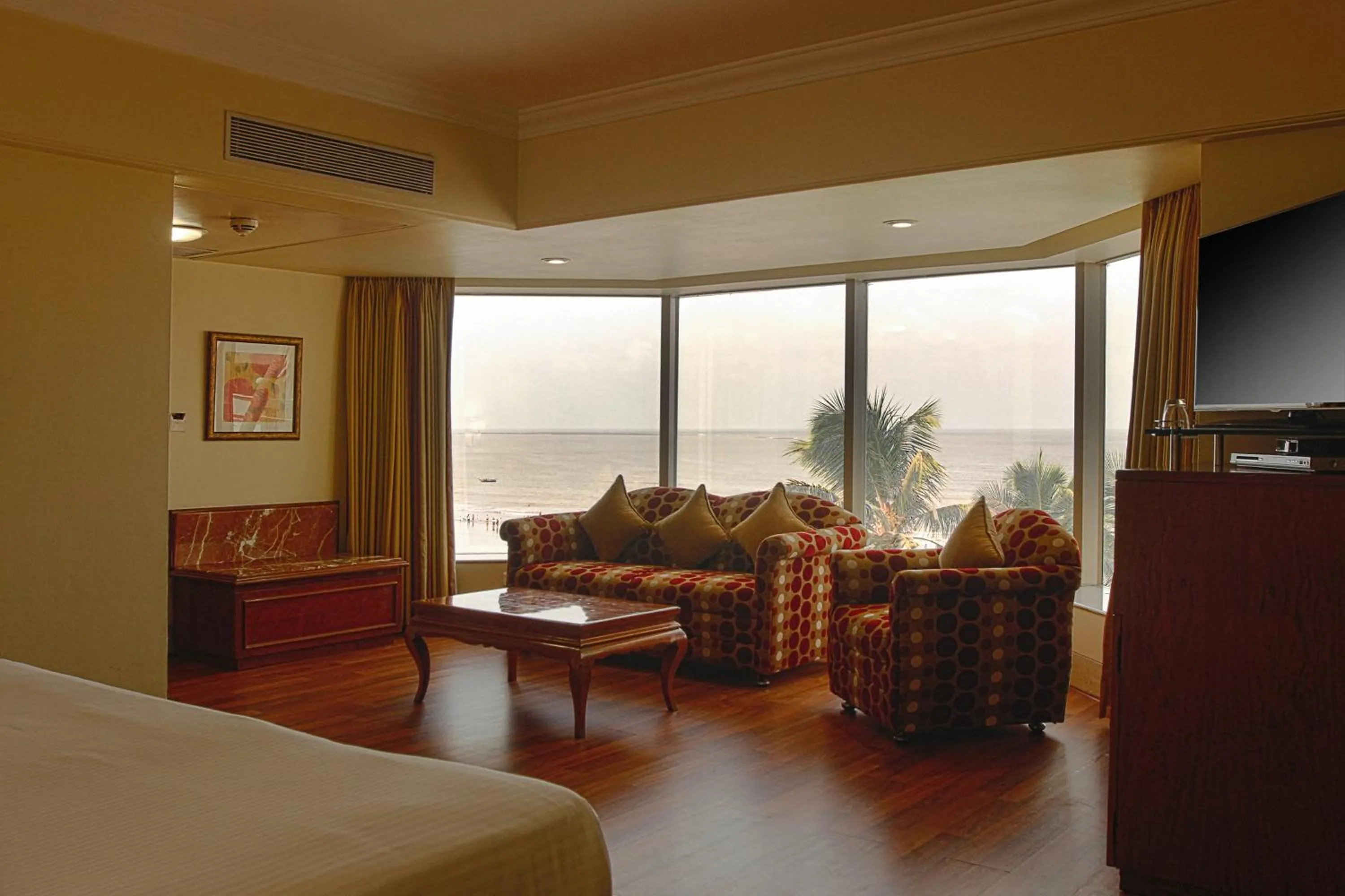 Seating area, Bed in Ramada Plaza By Wyndham Palm Grove