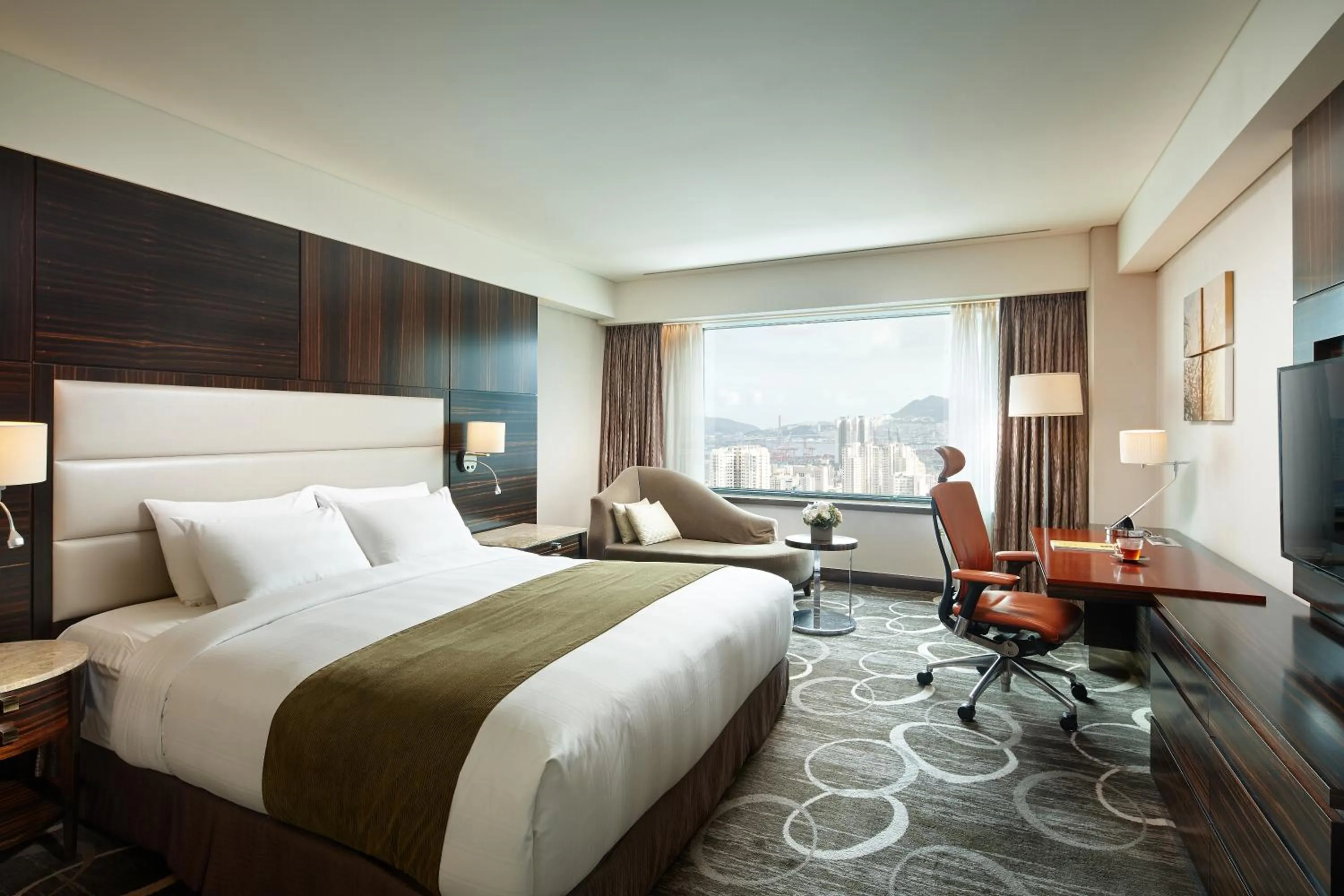 Photo of the whole room, Bed in Lotte Hotel Busan