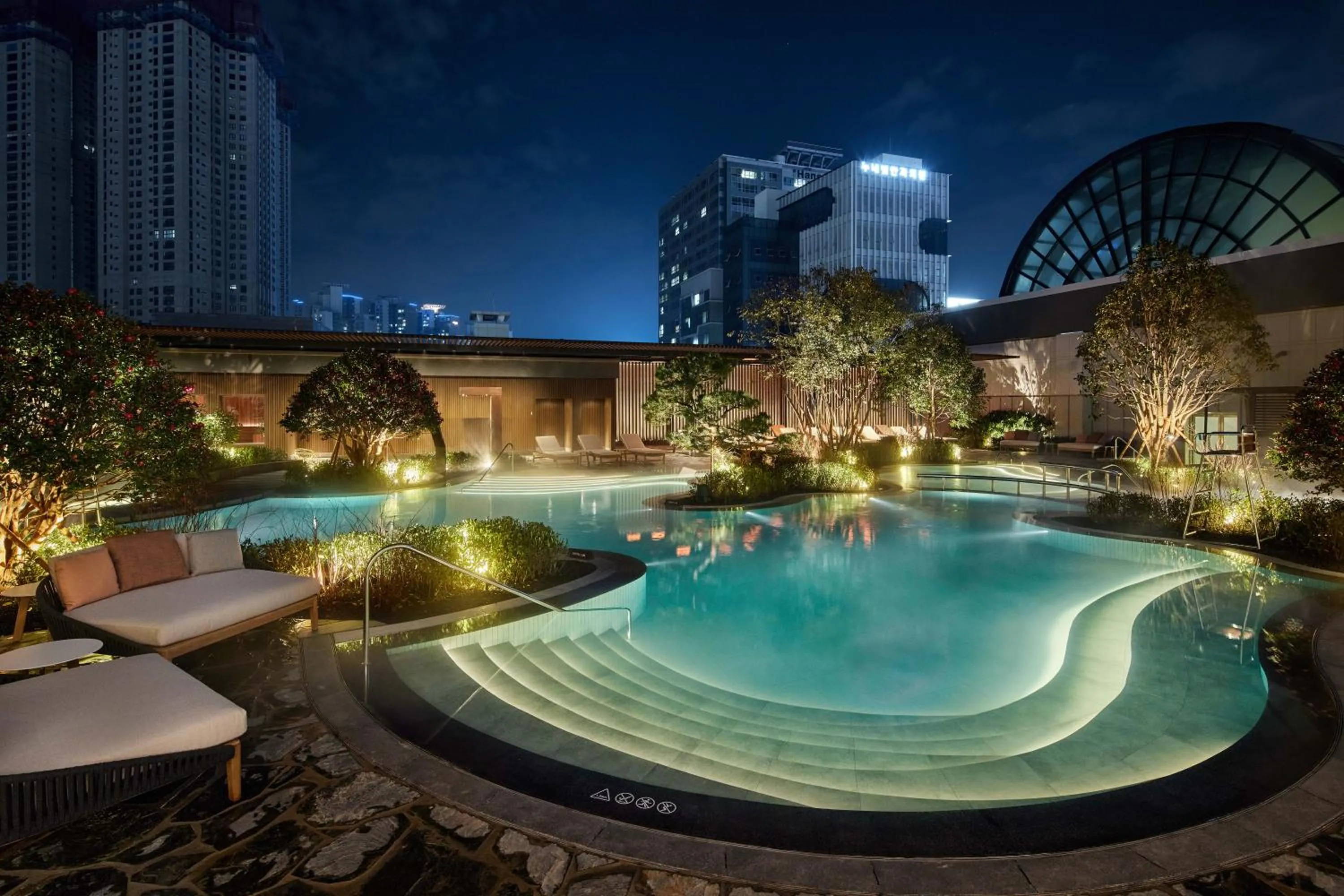 Swimming pool in Lotte Hotel Busan