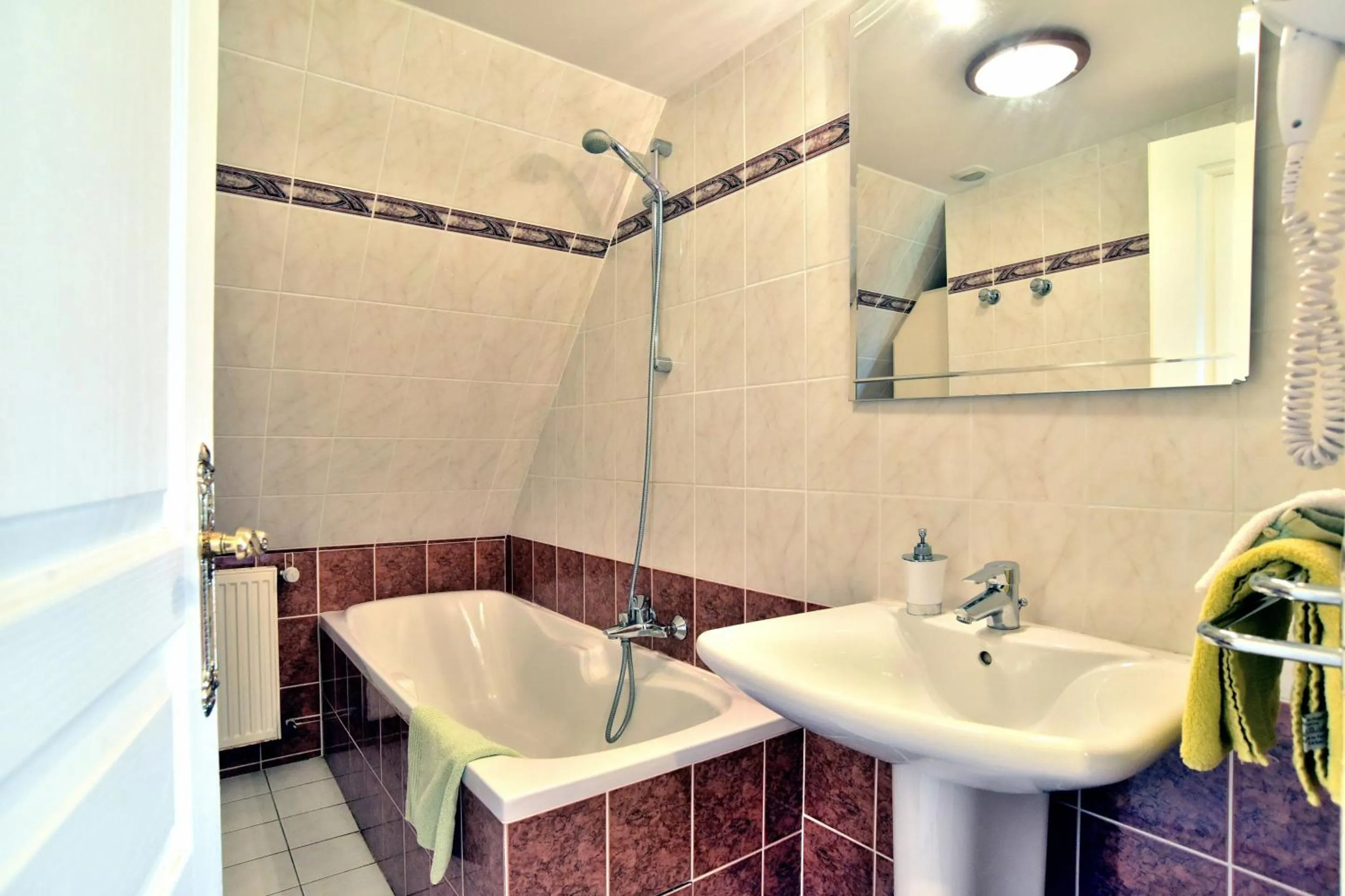 Bathroom in Domaine de launay blot, Proche MT ST MICHEL