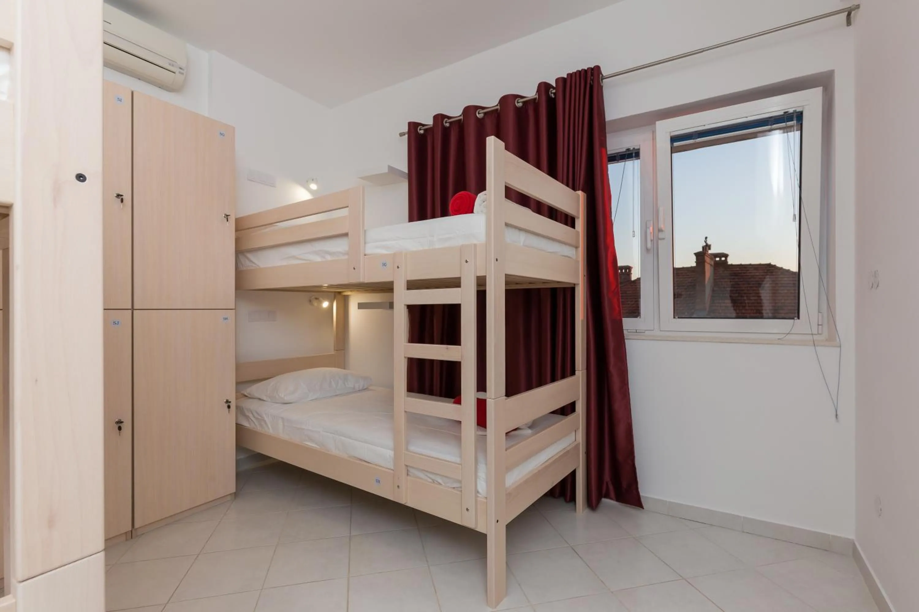 bunk bed, Bed in Hostel Free Bird