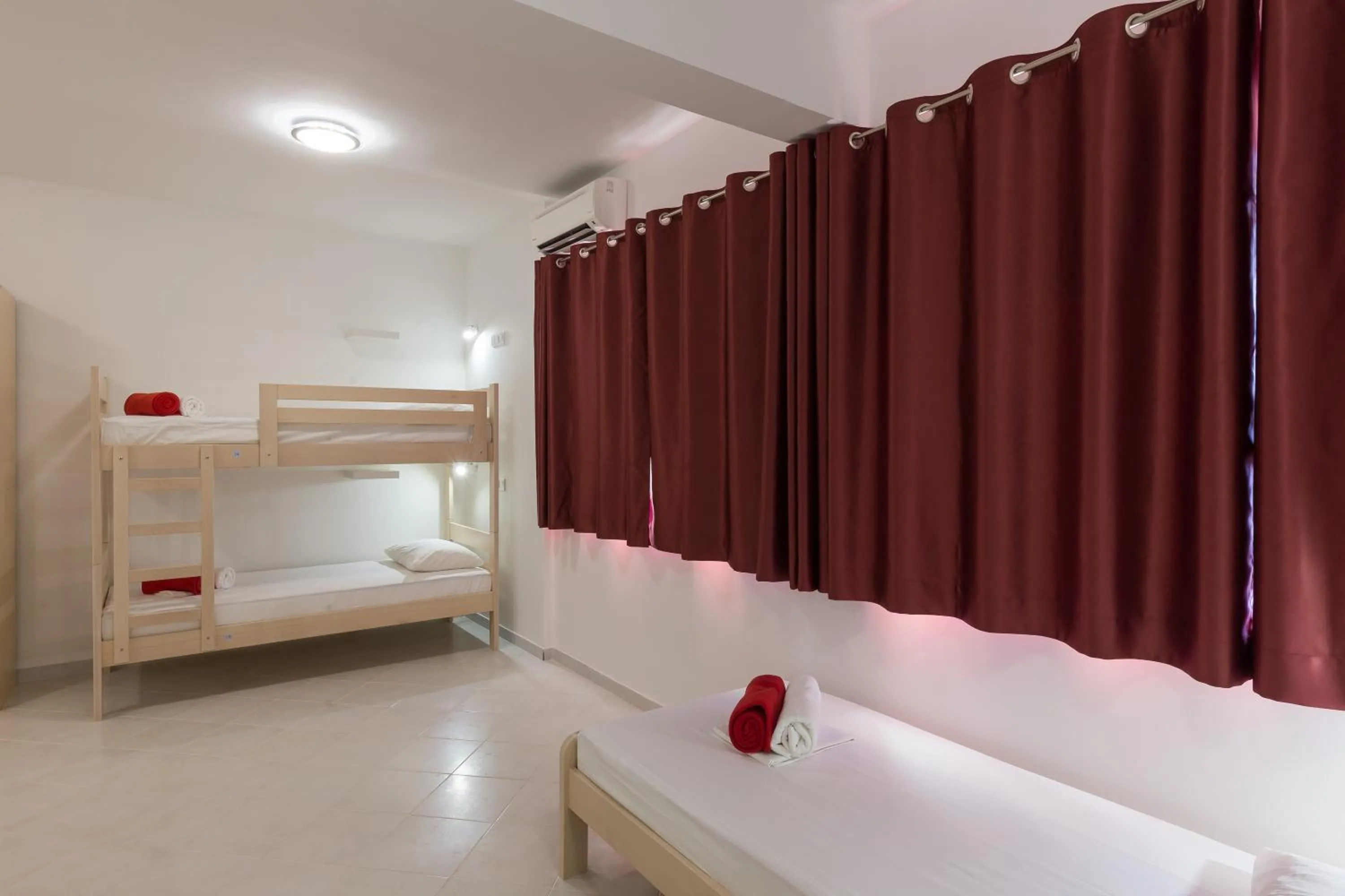 bunk bed, Bed in Hostel Free Bird