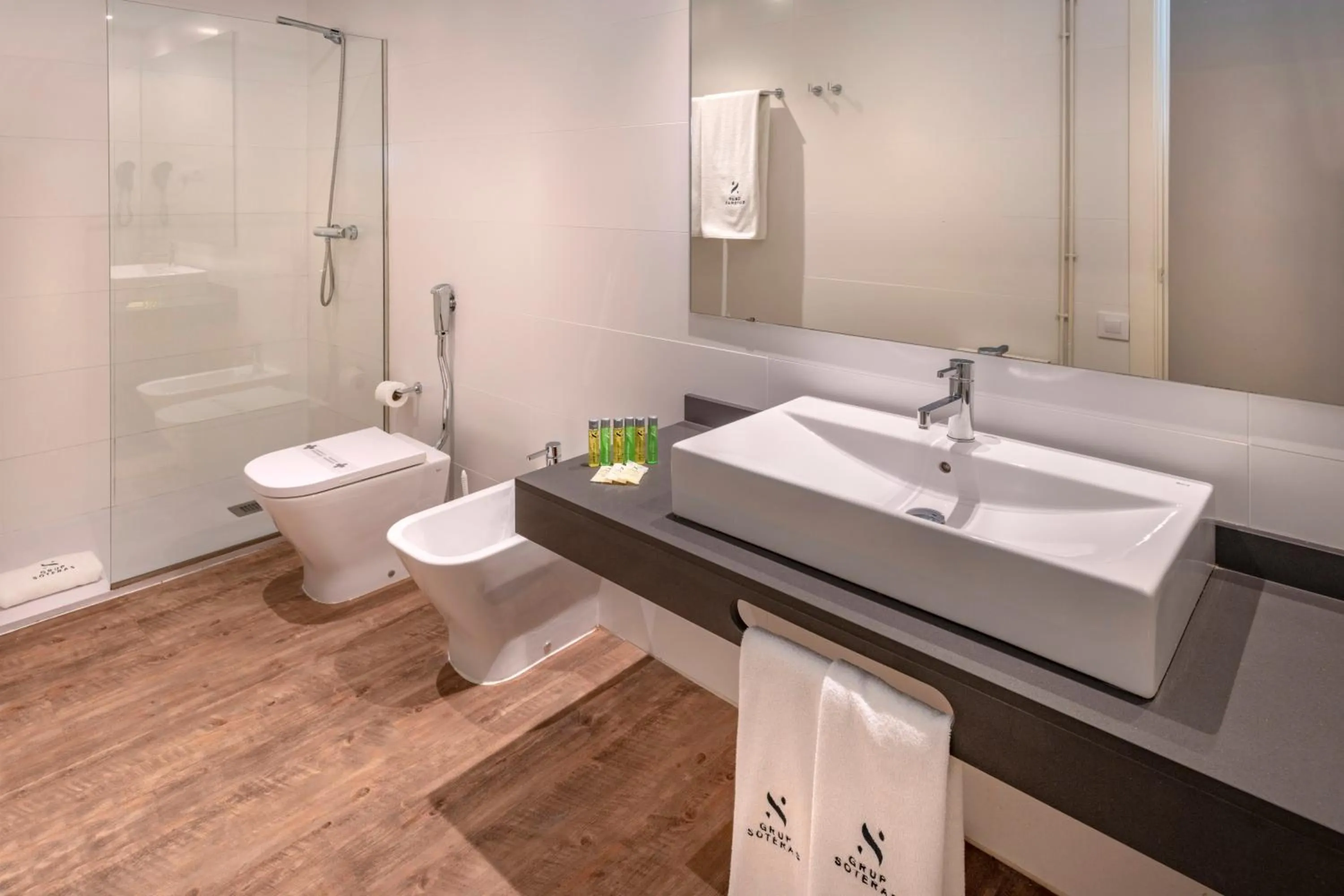 Shower in Apartments Playa de Castelldefels